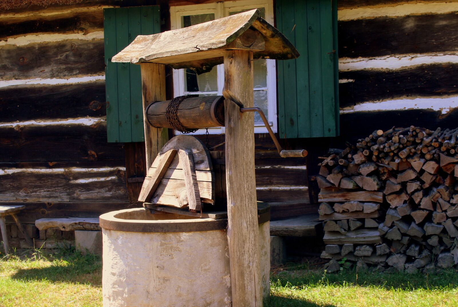 Canon EOS 1200D (EOS Rebel T5 / EOS Kiss X70 / EOS Hi) sample photo. Well, old, wooden photography