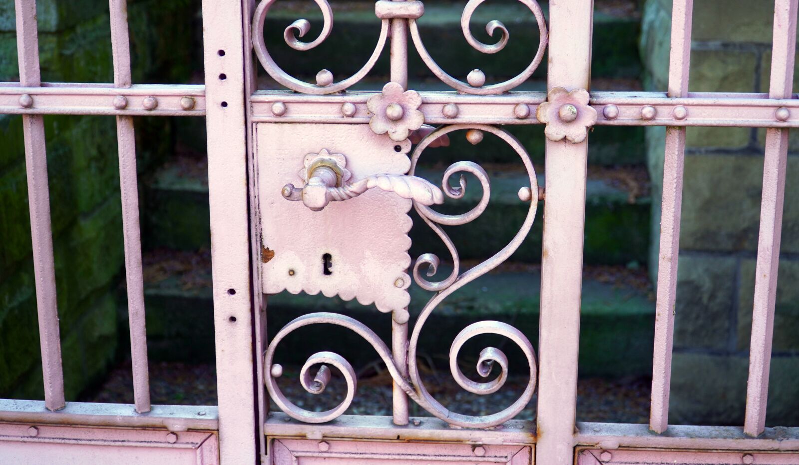 Sony E PZ 18-105mm F4 G OSS sample photo. Goal, grid, metal photography