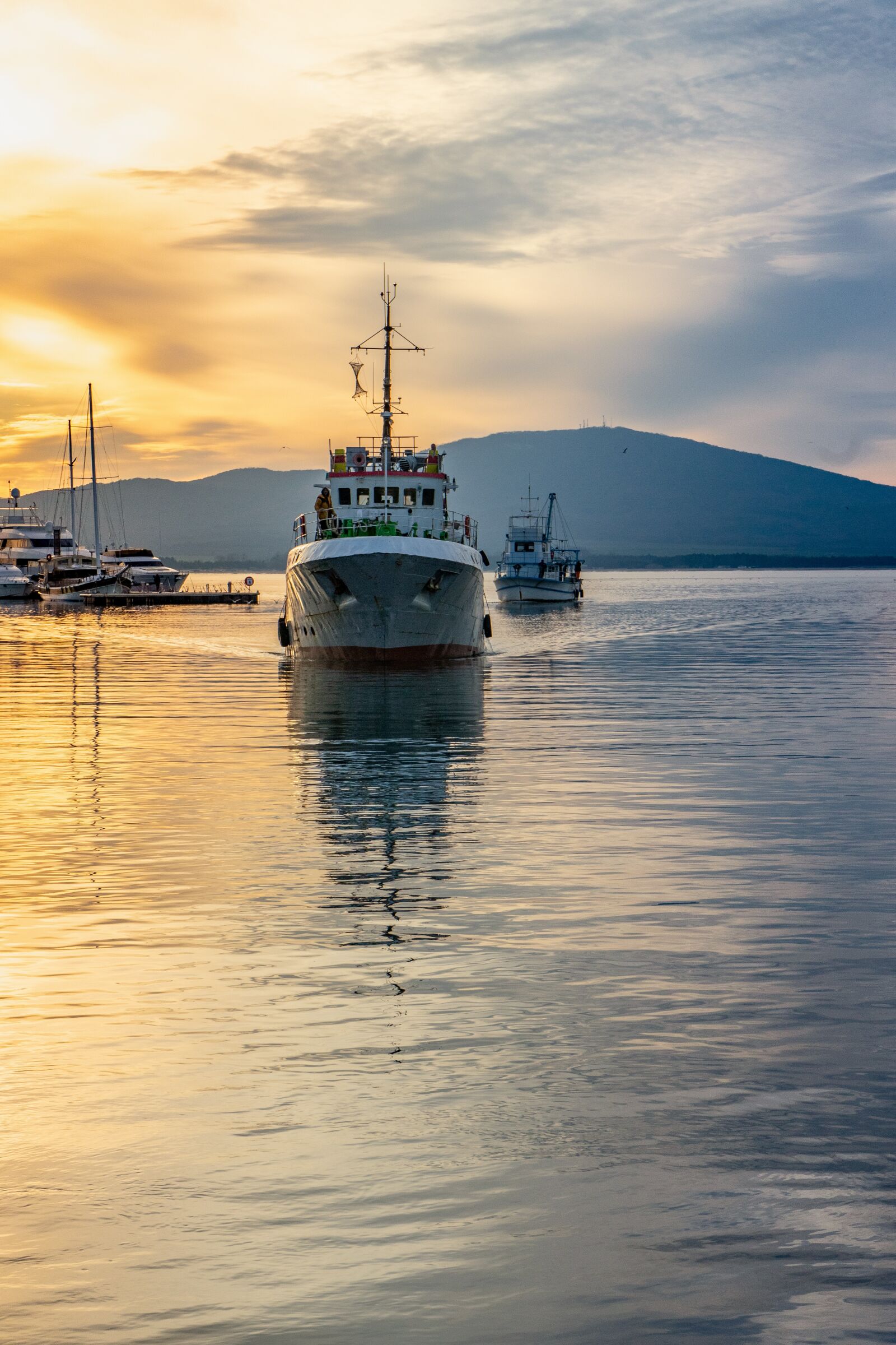 Sony a7 II + Sony FE 28-70mm F3.5-5.6 OSS sample photo. Fishing vessel, fisherman, fishing photography