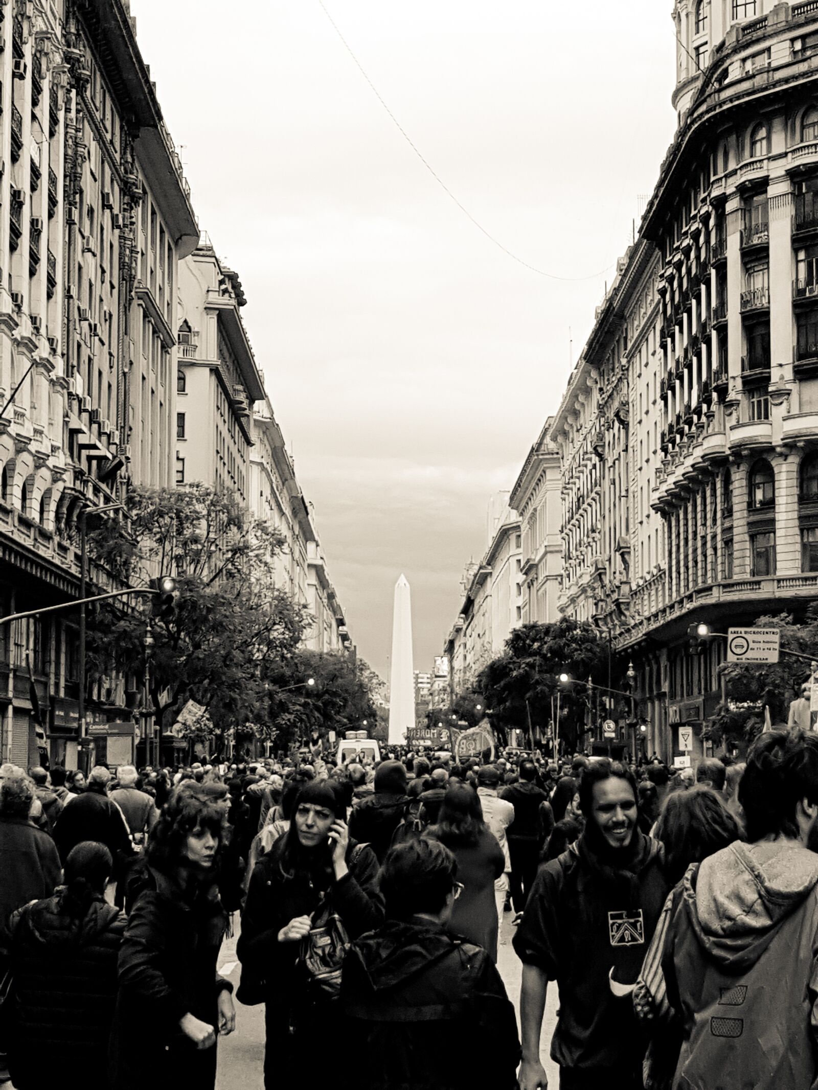 Samsung Galaxy S8+ sample photo. Obelisk, crowd, people photography