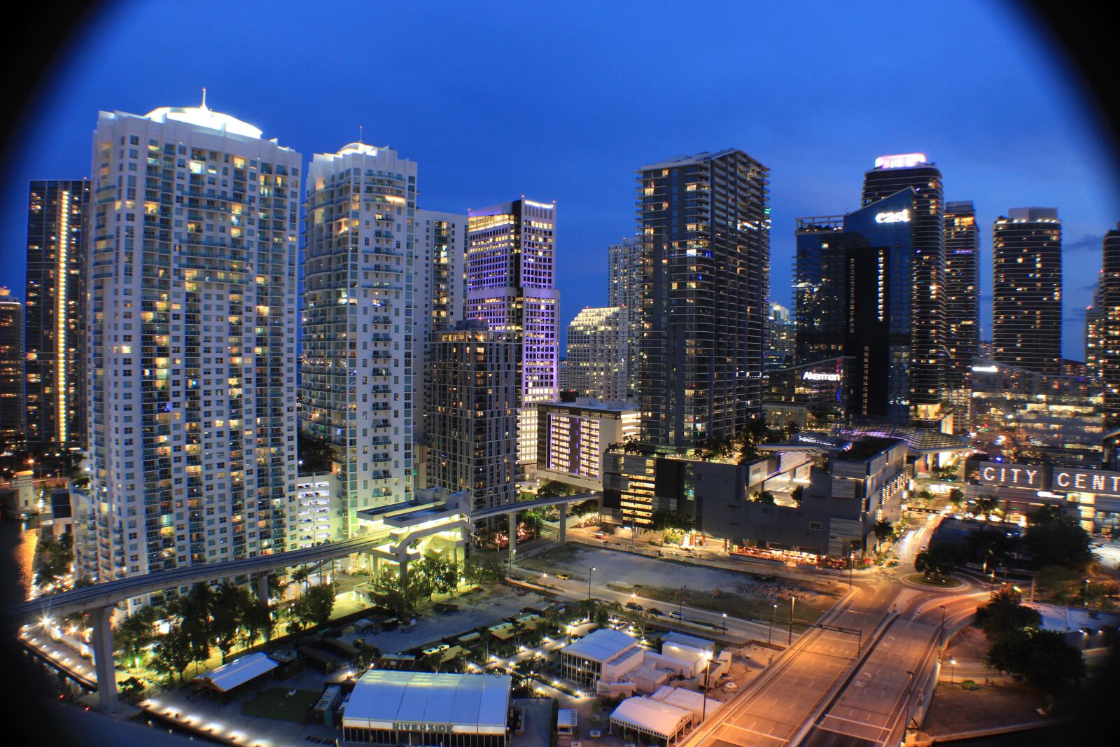 Canon EOS 1300D (EOS Rebel T6 / EOS Kiss X80) sample photo. Miami, metropolis, city photography