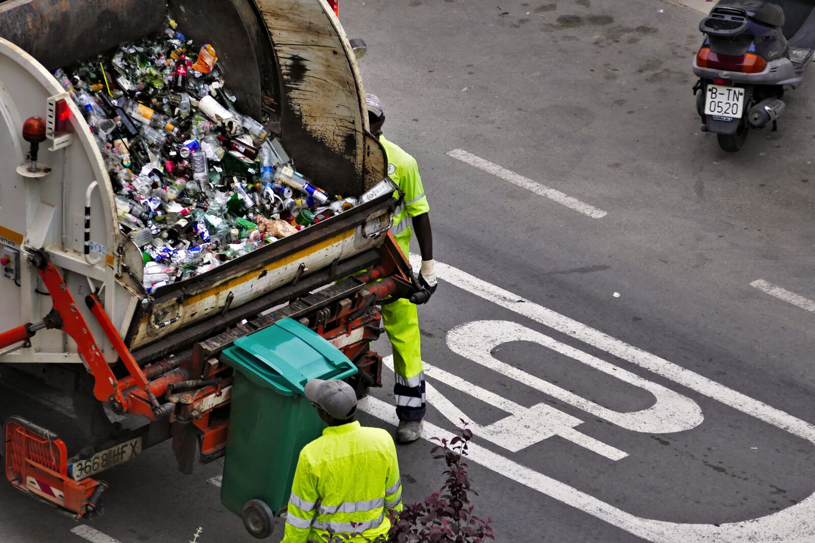 Panasonic Lumix DMC-FZ1000 sample photo. Garbage, waste, pollution photography