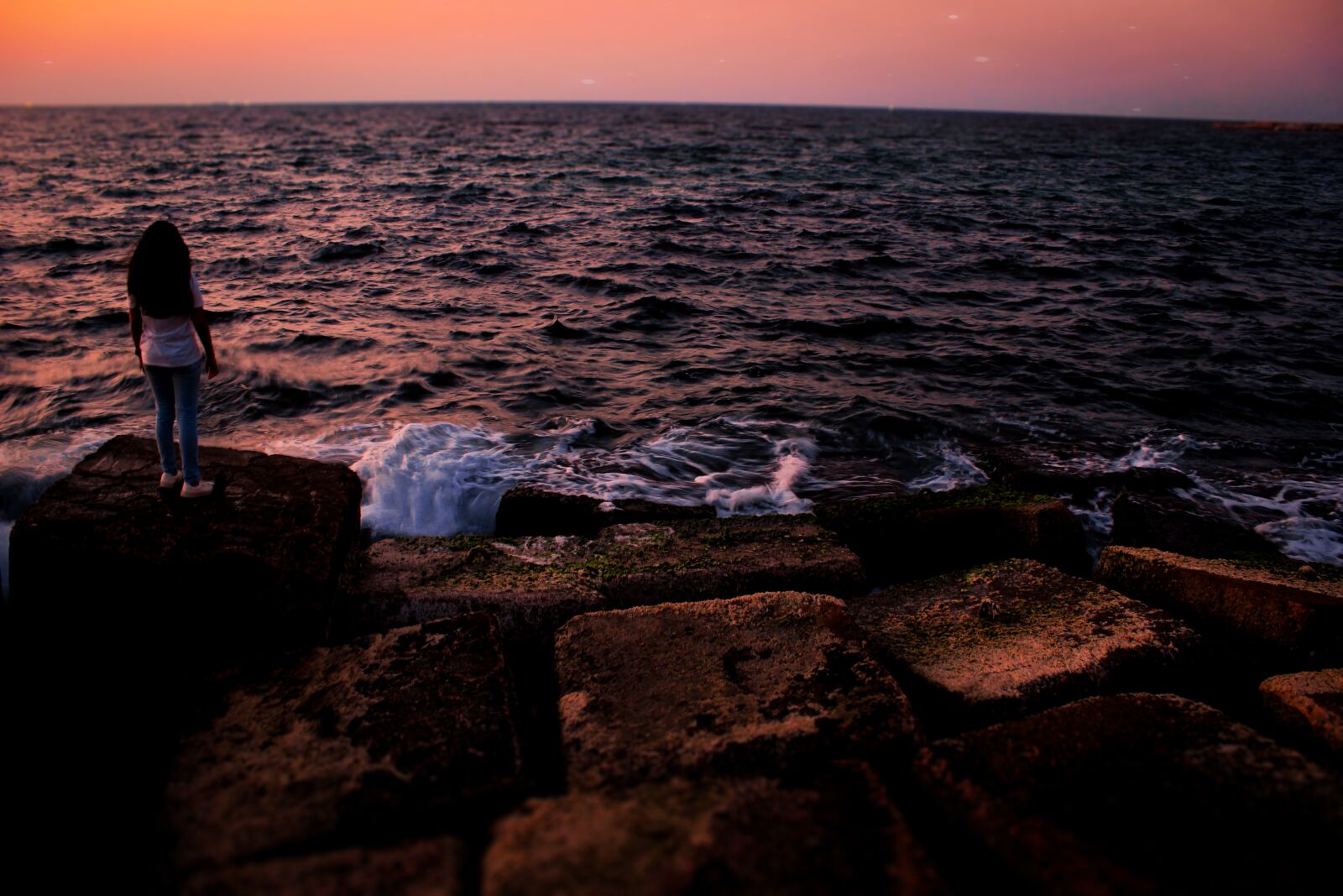 Canon EOS 550D (EOS Rebel T2i / EOS Kiss X4) sample photo. Sea, rocks, girl photography