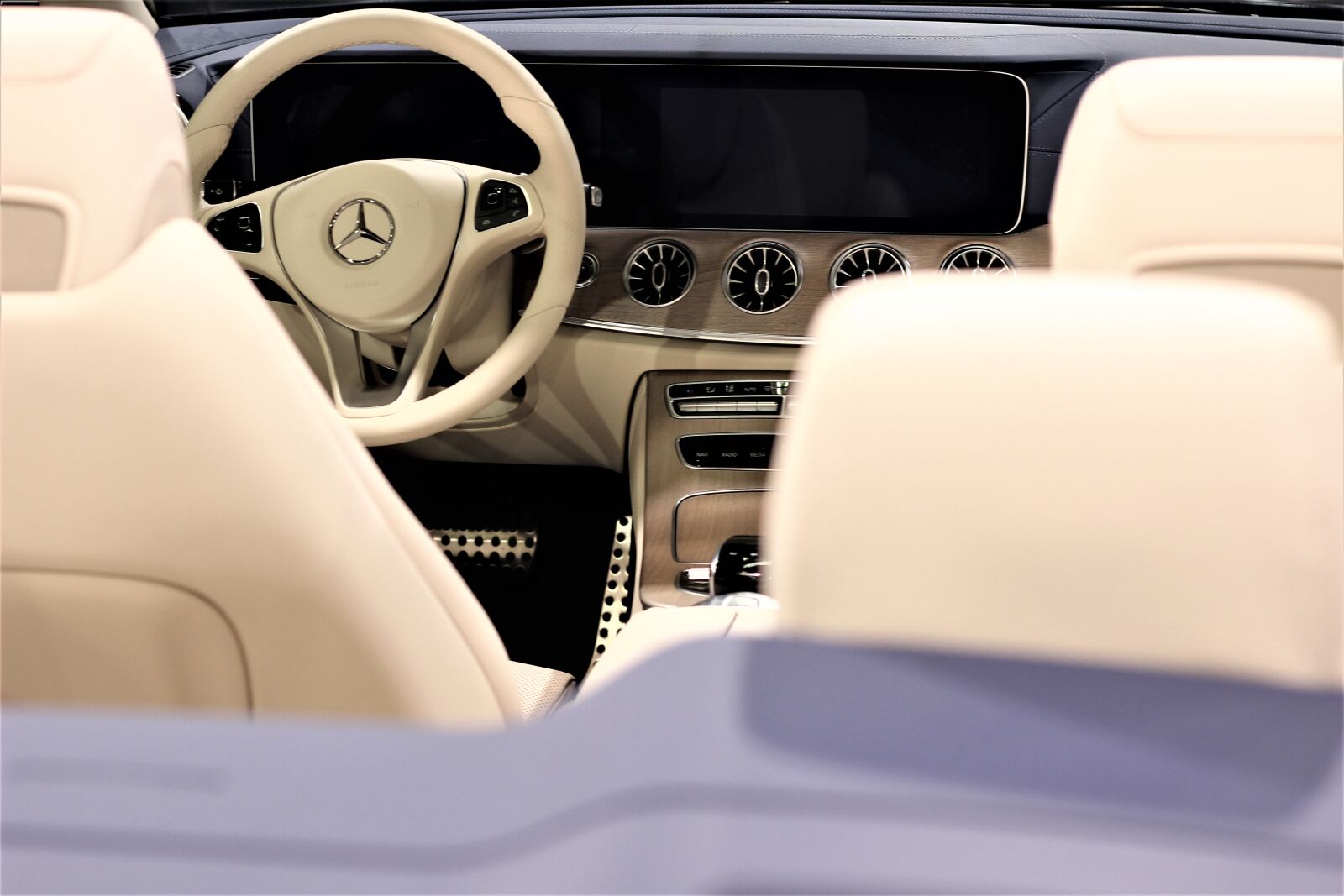 Canon EOS 600D (Rebel EOS T3i / EOS Kiss X5) + Canon EF 50mm F1.8 II sample photo. Car, mercedes benz, interier photography