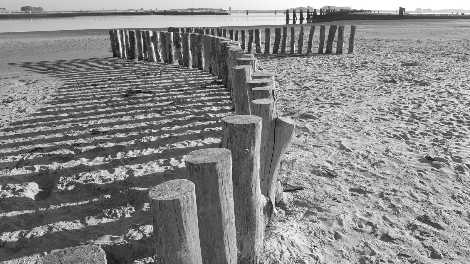 Samsung Galaxy S6 sample photo. Sand, beach, beach poles photography