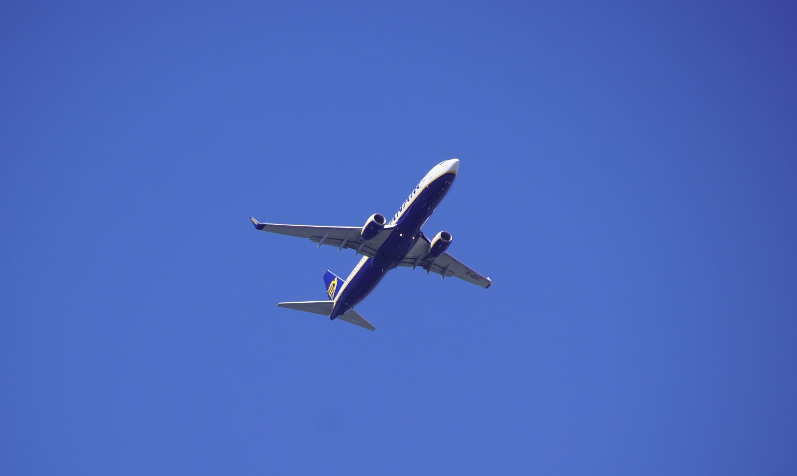 Sony SLT-A68 + Sony DT 18-200mm F3.5-6.3 sample photo. The plane, flight, transport photography