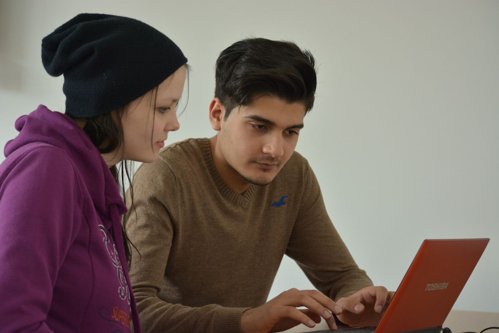 Nikon D7100 sample photo. Woman, man, writing workshop photography