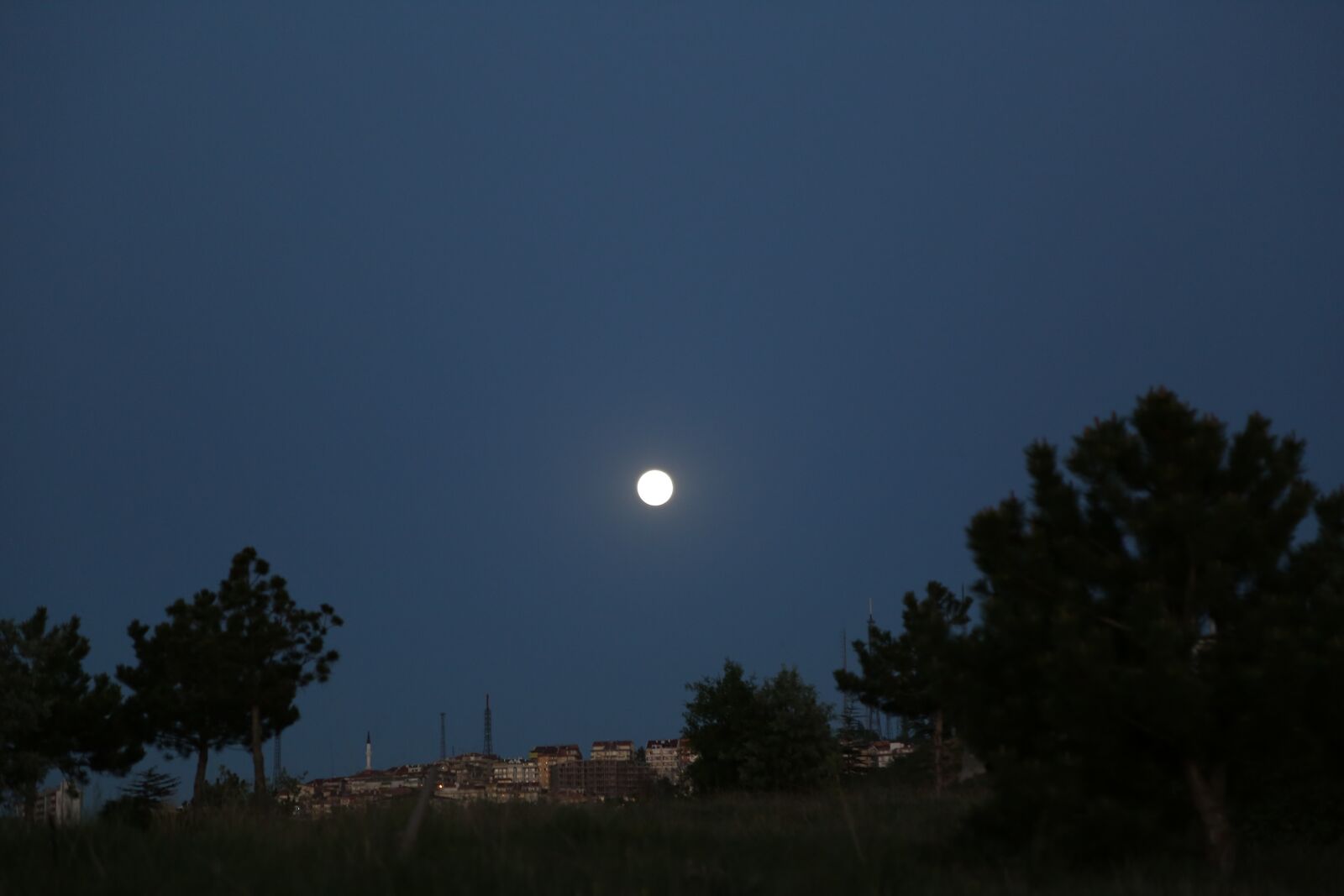 Canon EF 24-105mm F4L IS USM sample photo. Month, in the evening photography