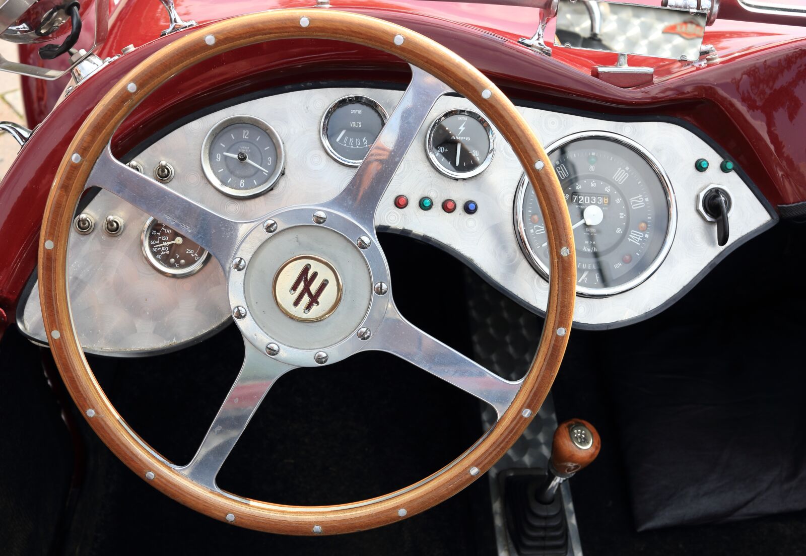 Canon EOS 550D (EOS Rebel T2i / EOS Kiss X4) sample photo. Steering, wheel, classic photography