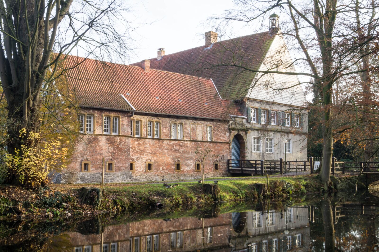 Sony DT 18-55mm F3.5-5.6 SAM II sample photo. Castle, water, middle ages photography