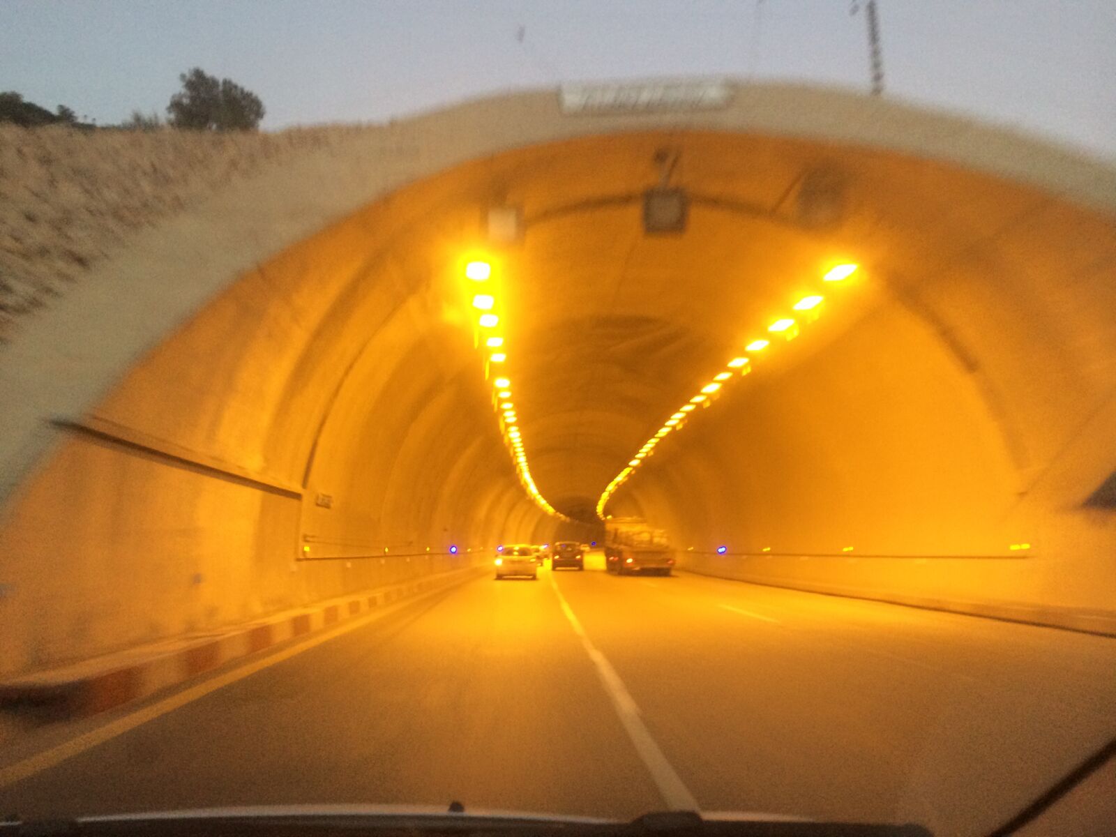 iPhone 5s back camera 4.12mm f/2.2 sample photo. Entre ville, eclairage, tunnel photography