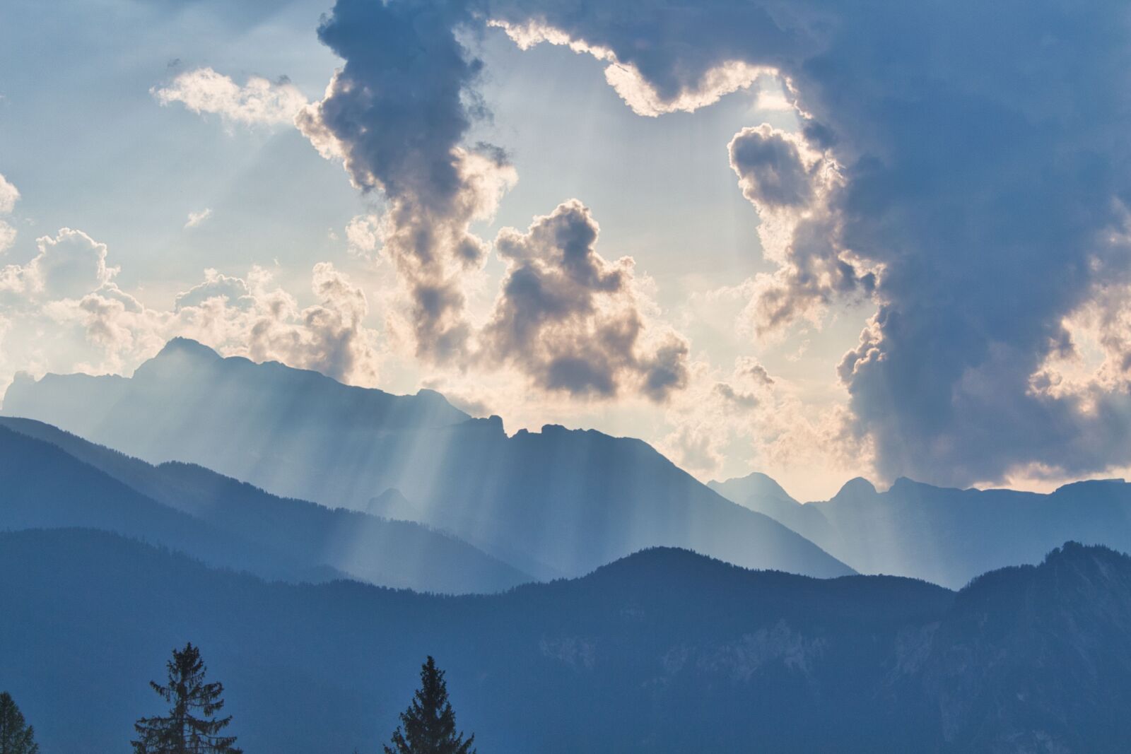 Canon EOS 700D (EOS Rebel T5i / EOS Kiss X7i) sample photo. Berge, sonnenstrahlen, chiemgau photography