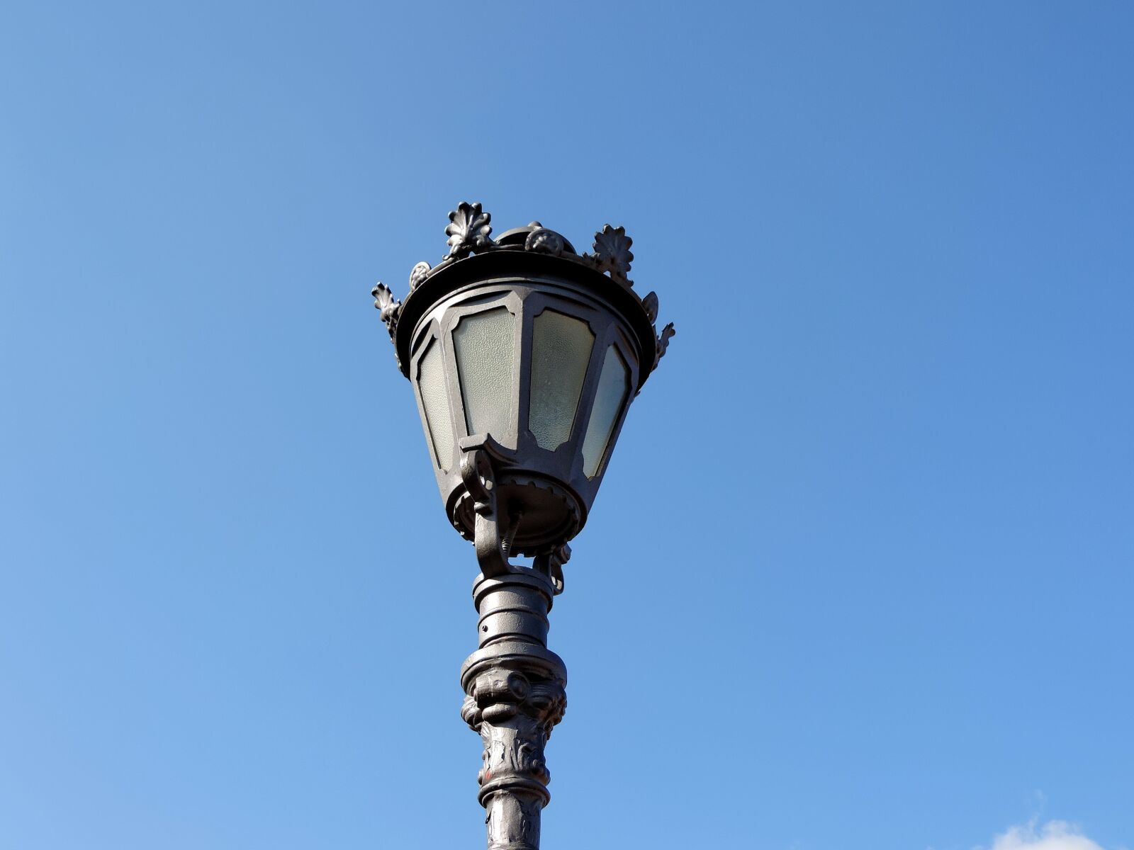 Nikon Coolpix P520 sample photo. Architecture, lamp, outdoors, blue photography