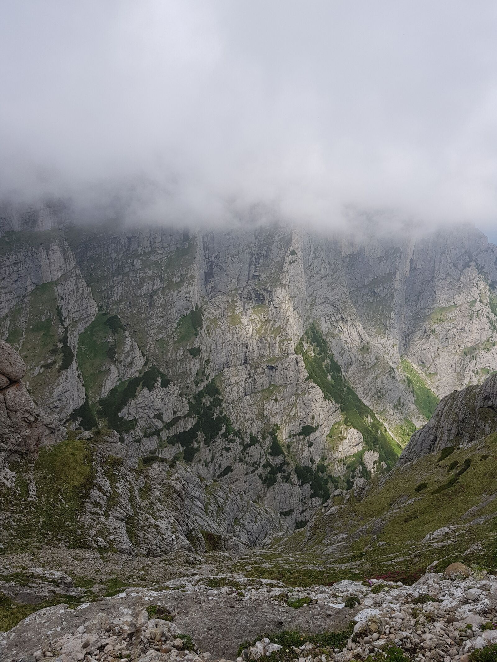 Samsung Galaxy S8+ sample photo. Mountains, clouds, fog photography