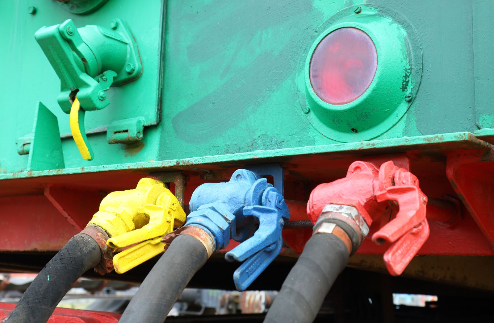 Canon EOS 750D (EOS Rebel T6i / EOS Kiss X8i) sample photo. Train, transport, valves photography