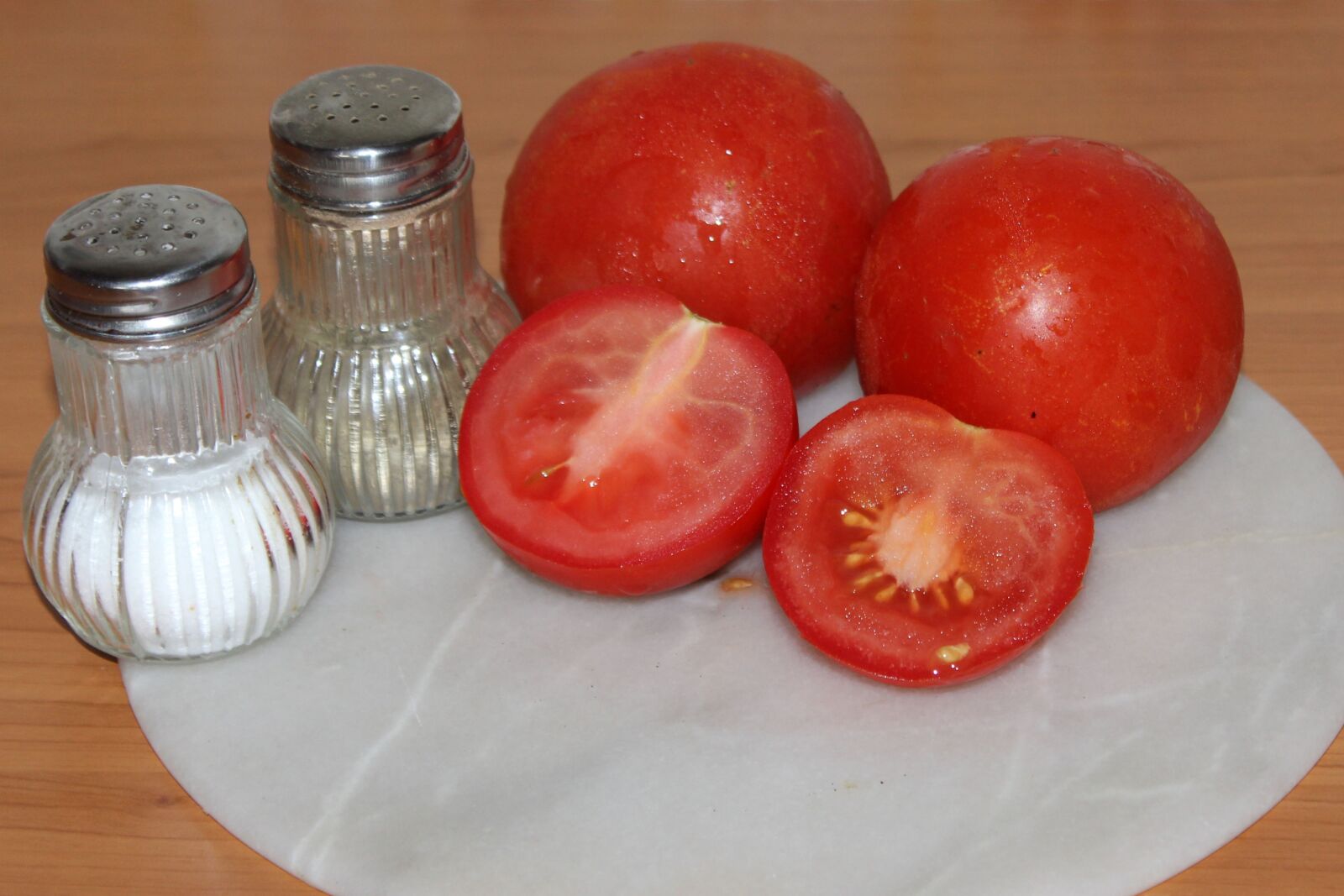Canon EOS 600D (Rebel EOS T3i / EOS Kiss X5) sample photo. Tomatoes, salt, pepper photography