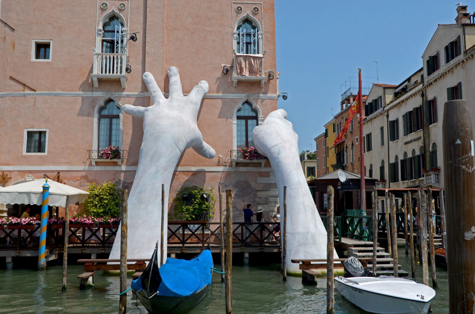 Nikon D5100 sample photo. Venice, sculpture, giant hands photography
