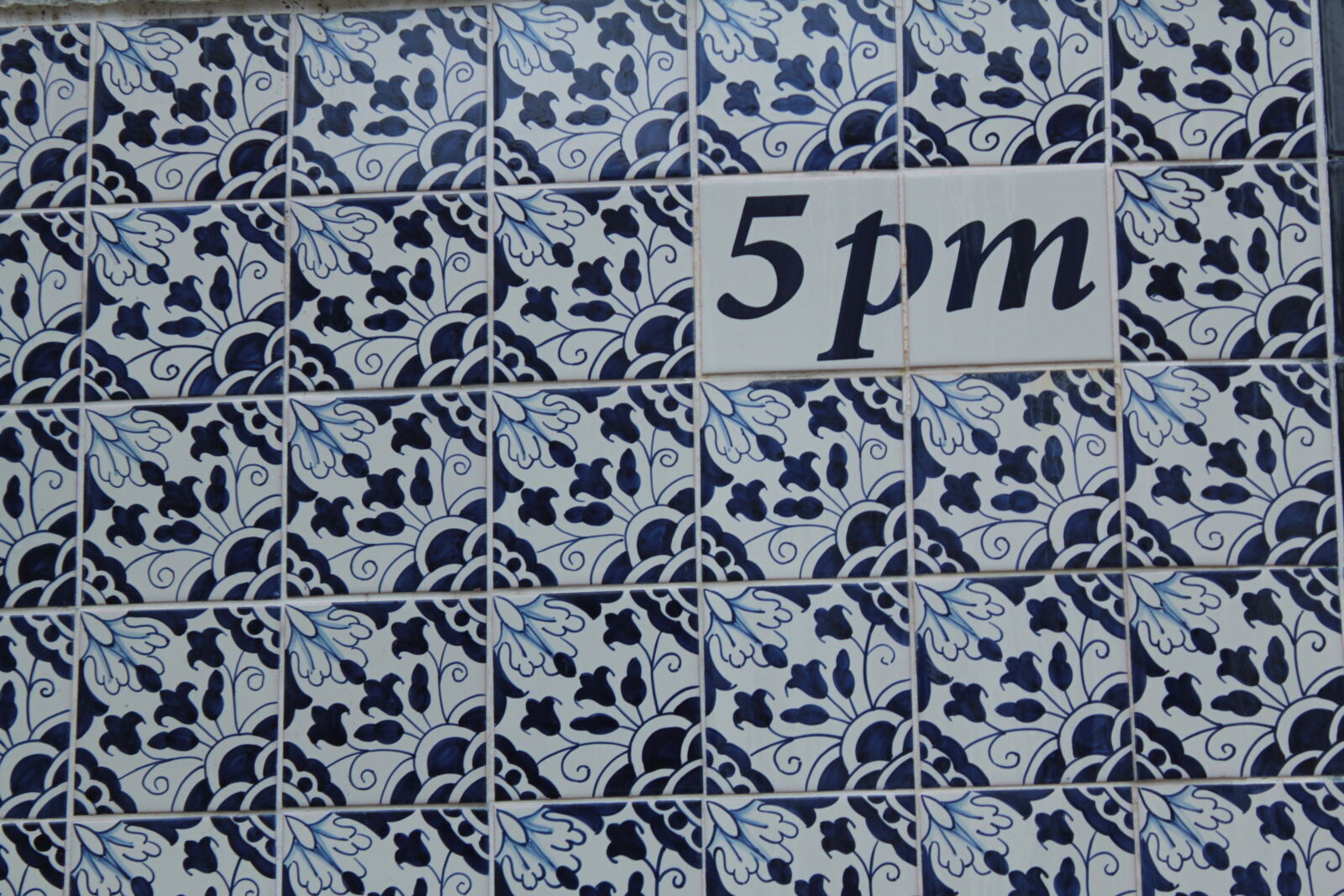 Canon EOS 550D (EOS Rebel T2i / EOS Kiss X4) sample photo. 5pm, tiles photography