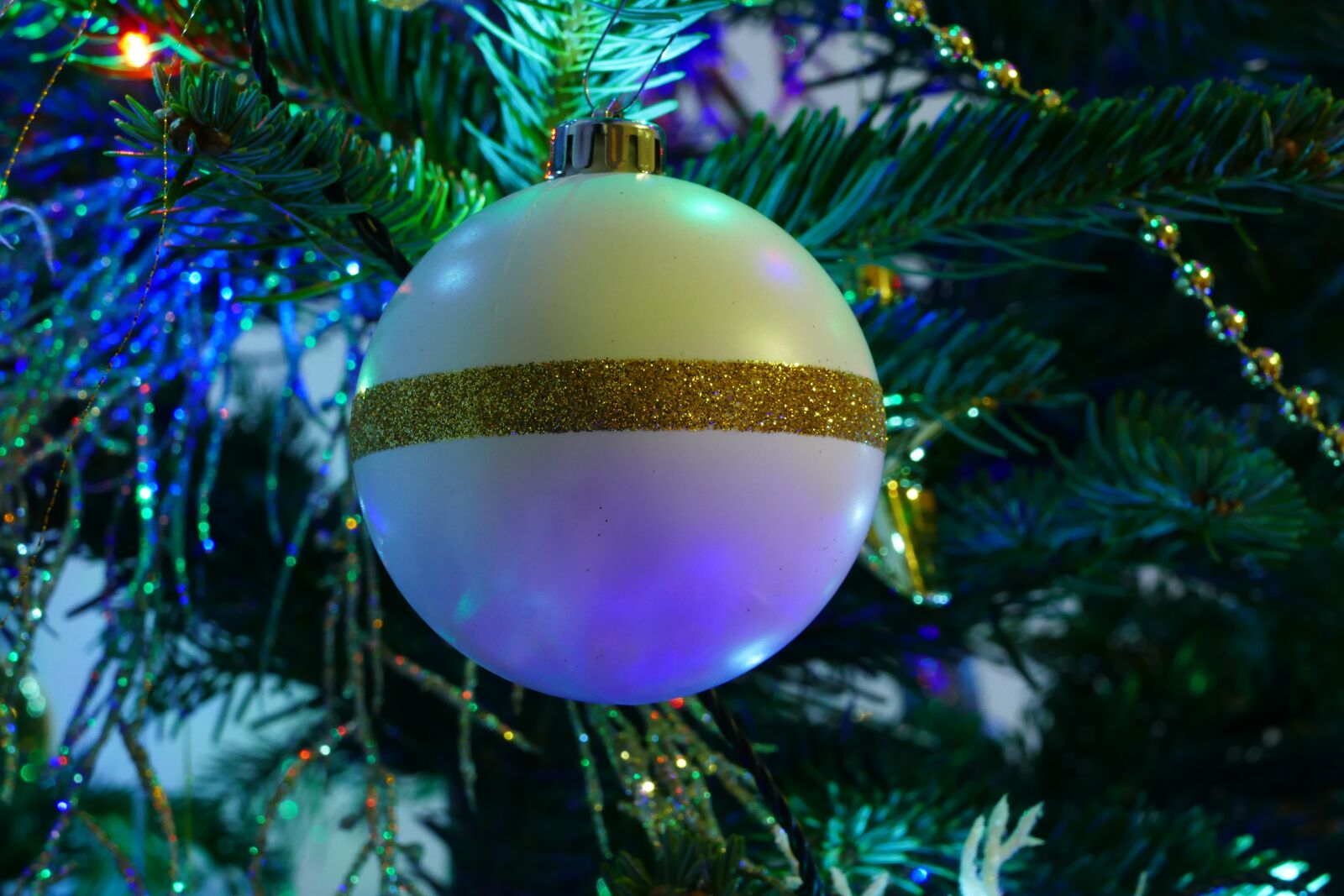 Panasonic Lumix DMC-FZ1000 sample photo. Christmas, ball, christmas lights photography