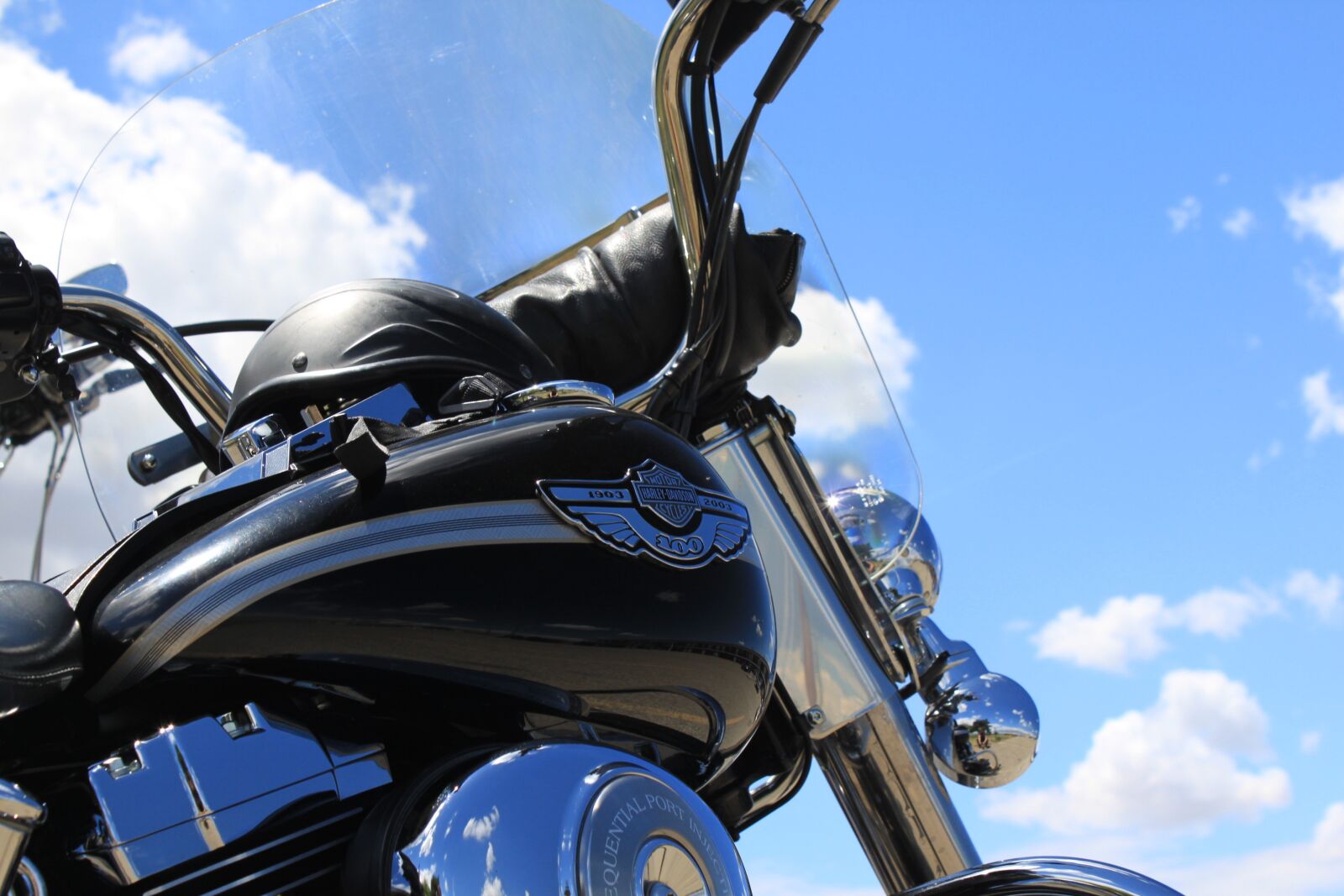 Canon EOS 500D (EOS Rebel T1i / EOS Kiss X3) sample photo. Motorcycle, chrome, lifestyle photography