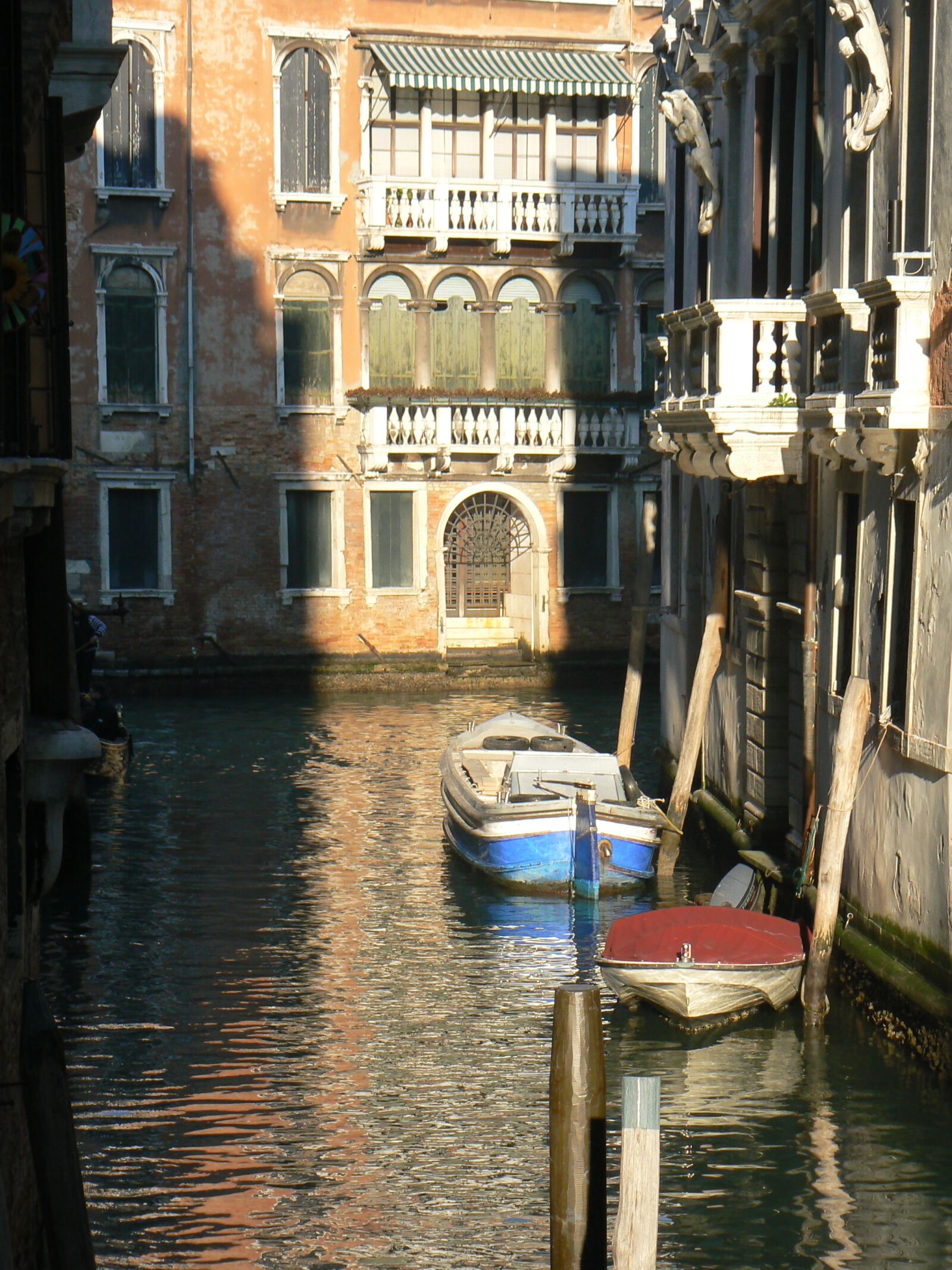 Panasonic DMC-FZ7 sample photo. Venice, boats, channel photography