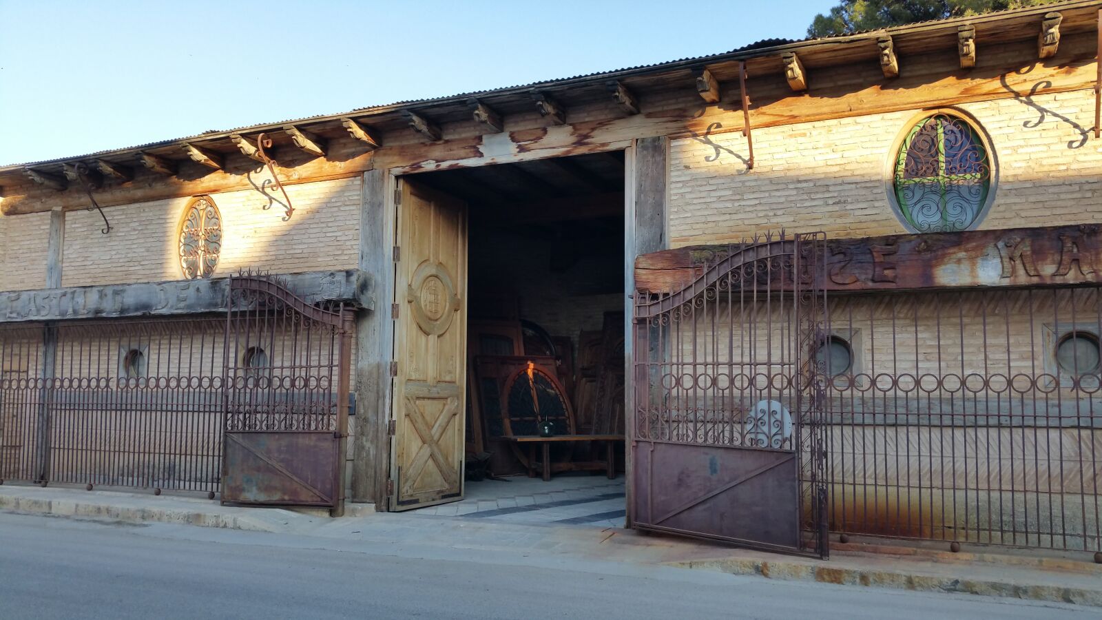 Samsung Galaxy S5 LTE-A sample photo. Castle ros, door, balsicas photography