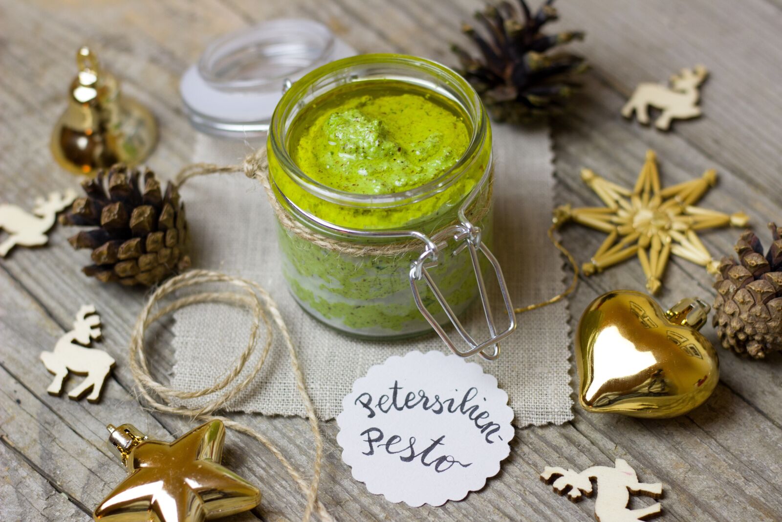 Canon EOS 600D (Rebel EOS T3i / EOS Kiss X5) + Canon EF 50mm F1.8 STM sample photo. Pesto, parsley, hazelnut photography
