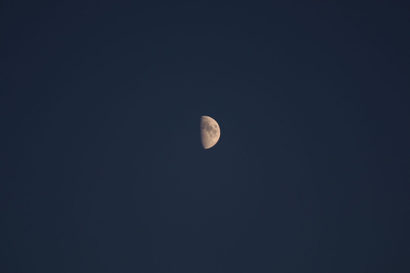 Canon EOS M50 (EOS Kiss M) + Canon EF-M 55-200mm F4.5-6.3 IS STM sample photo. Moon, crescent, increasingly photography