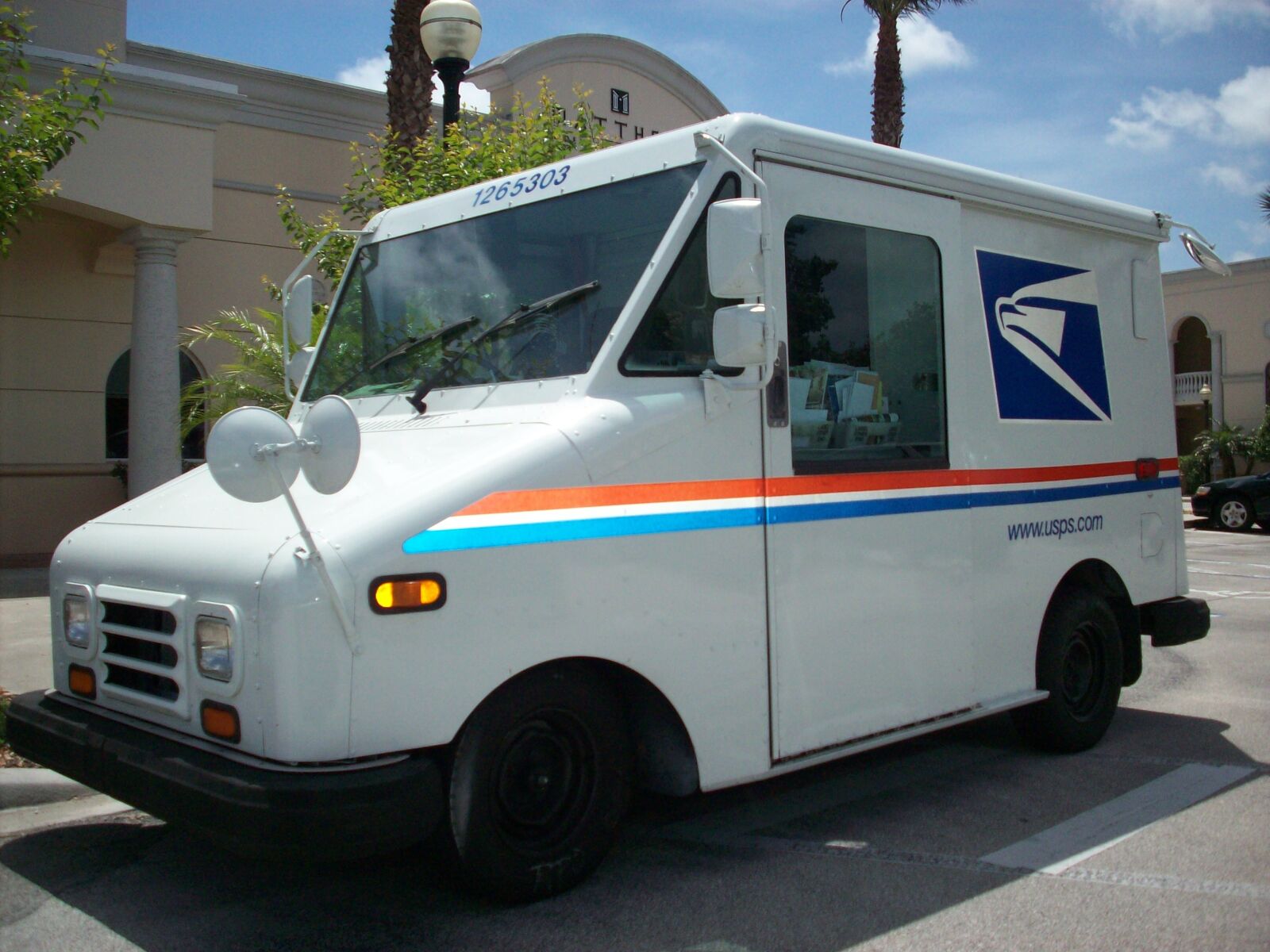 Kodak EASYSHARE M753 ZOOM DIGITAL CAMERA sample photo. Mail truck, mail carrier photography