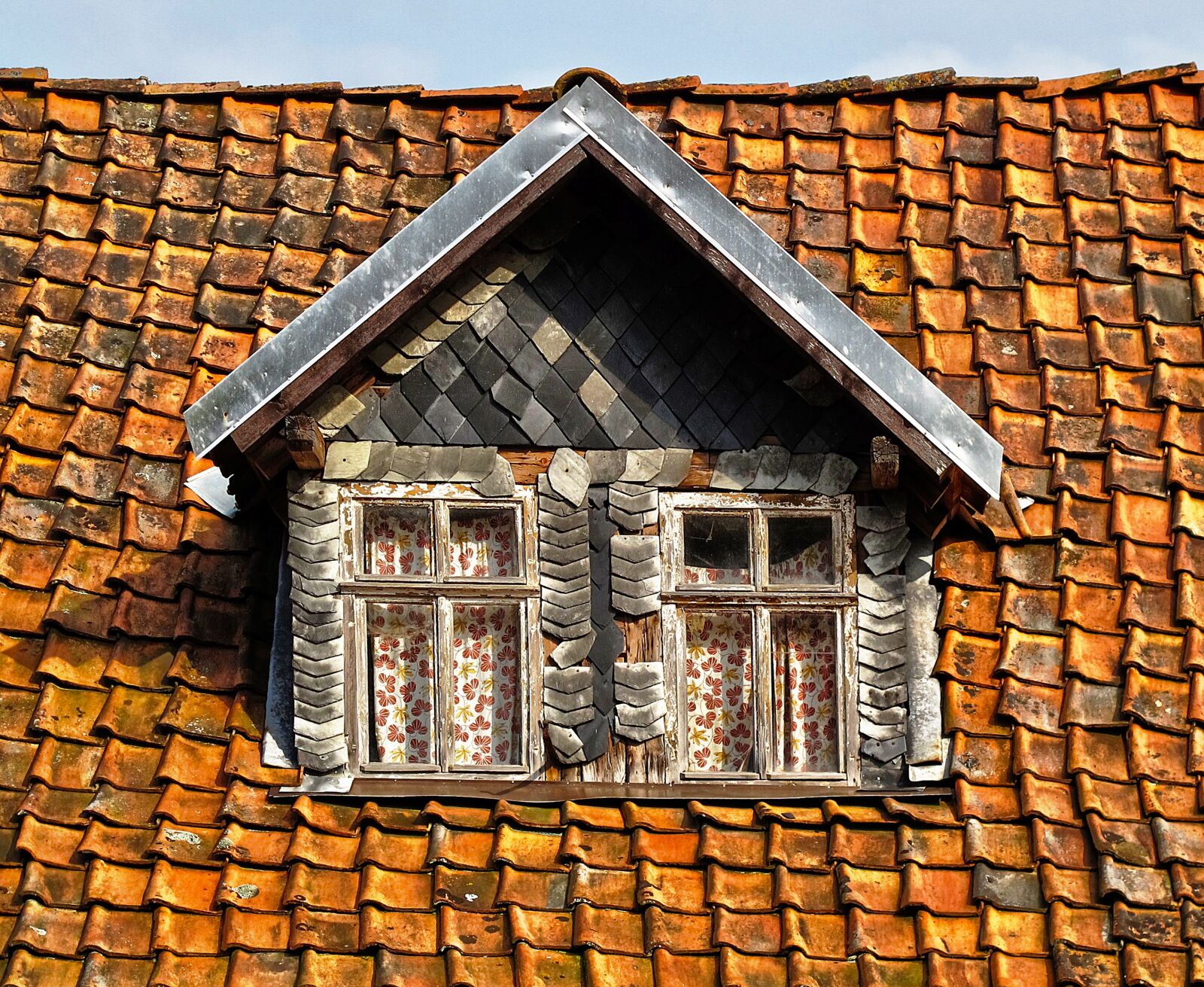 Canon PowerShot G12 sample photo. Roof, tile, wooden windows photography