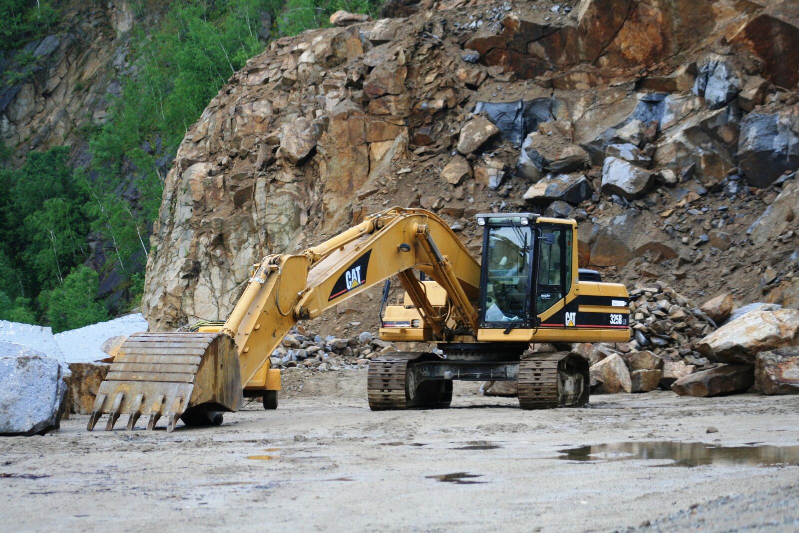 Canon EOS 350D (EOS Digital Rebel XT / EOS Kiss Digital N) sample photo. Excavator stone quarry, stones photography
