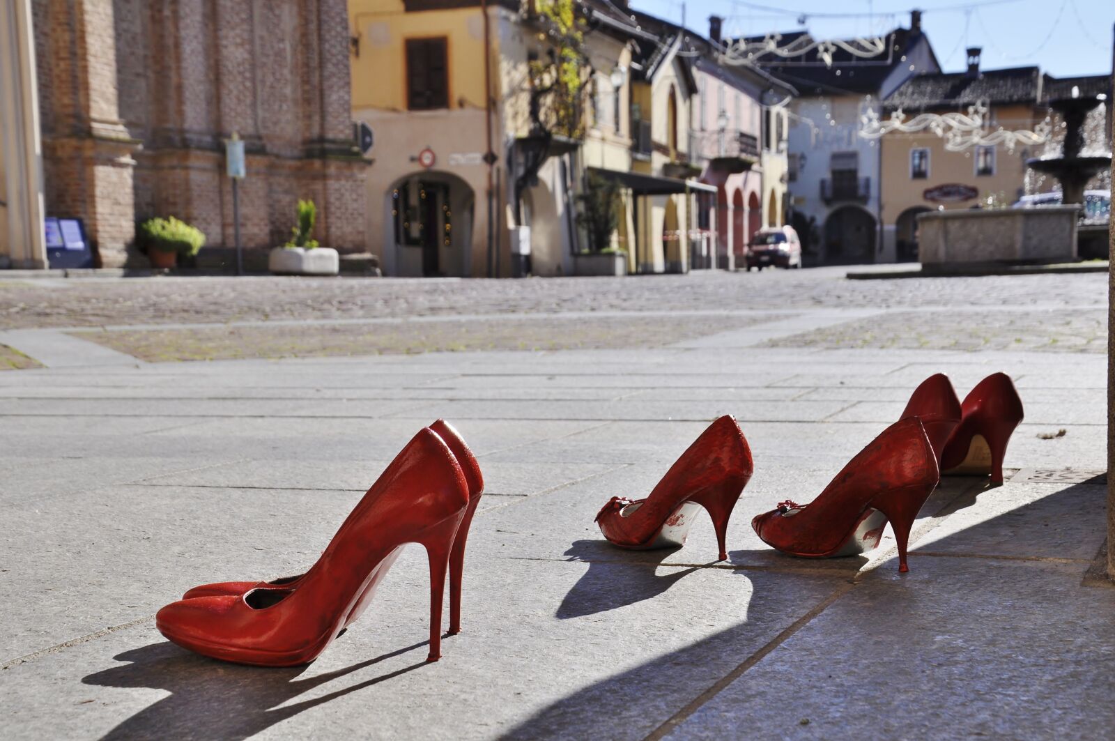 Nikon D5000 sample photo. Violence women, red shoes photography