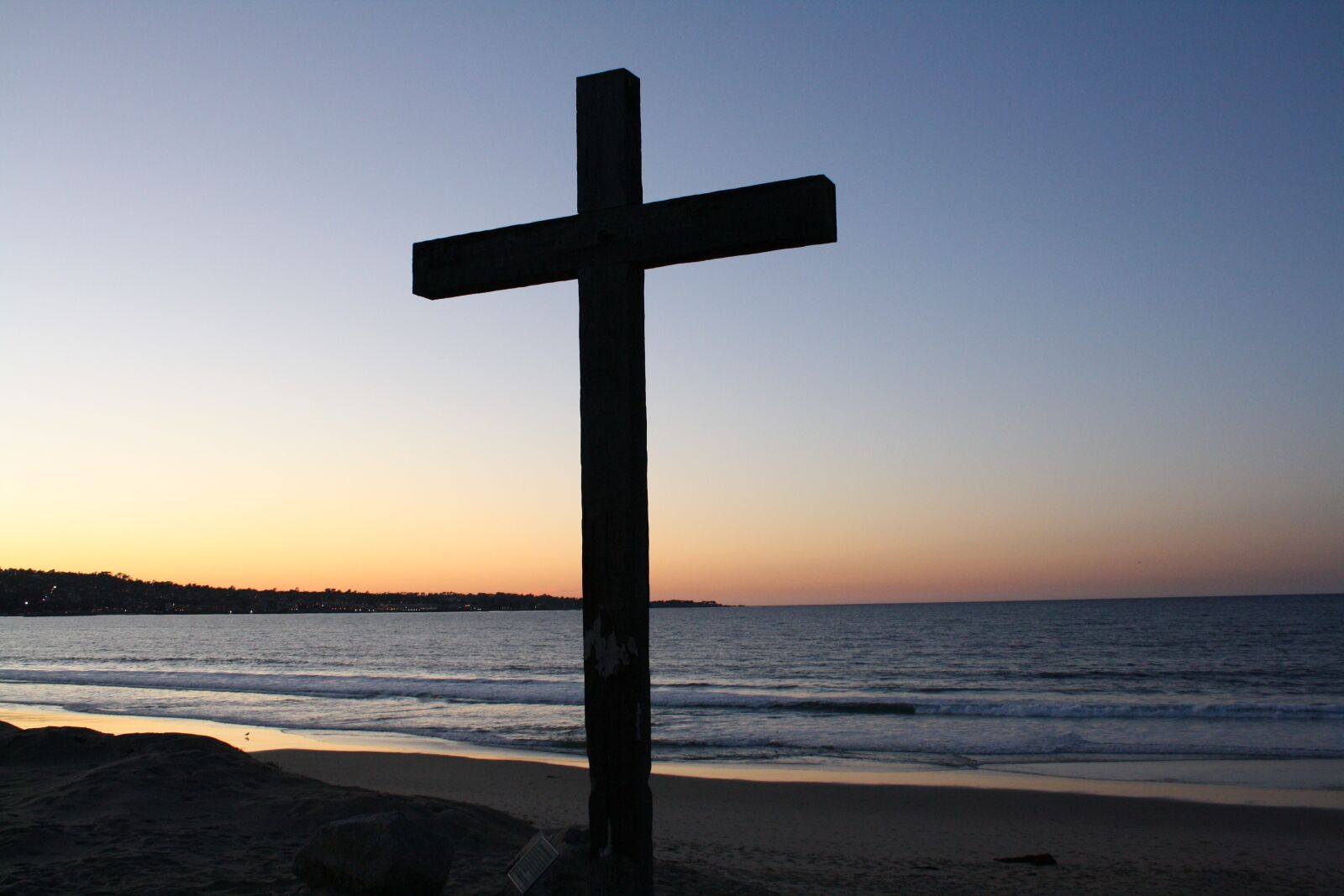 Canon EOS 1000D (EOS Digital Rebel XS / EOS Kiss F) sample photo. Beach, cross, monterey photography