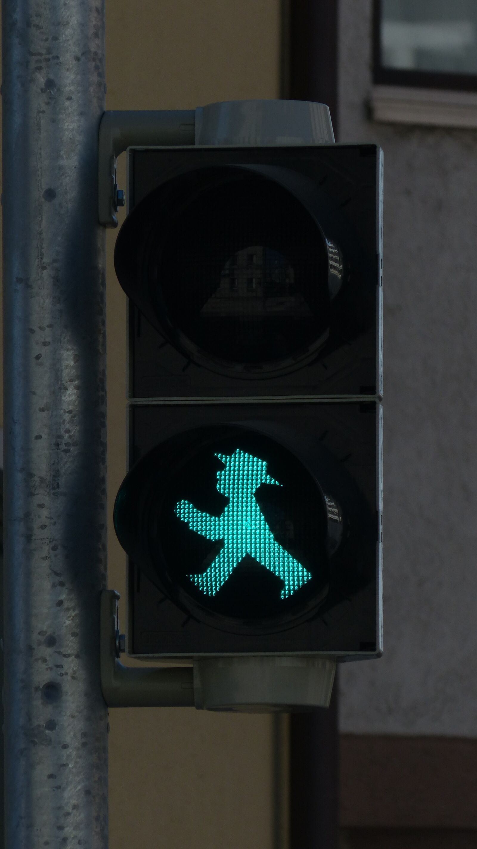 Panasonic Lumix DMC-FZ200 sample photo. Little green man, traffic photography