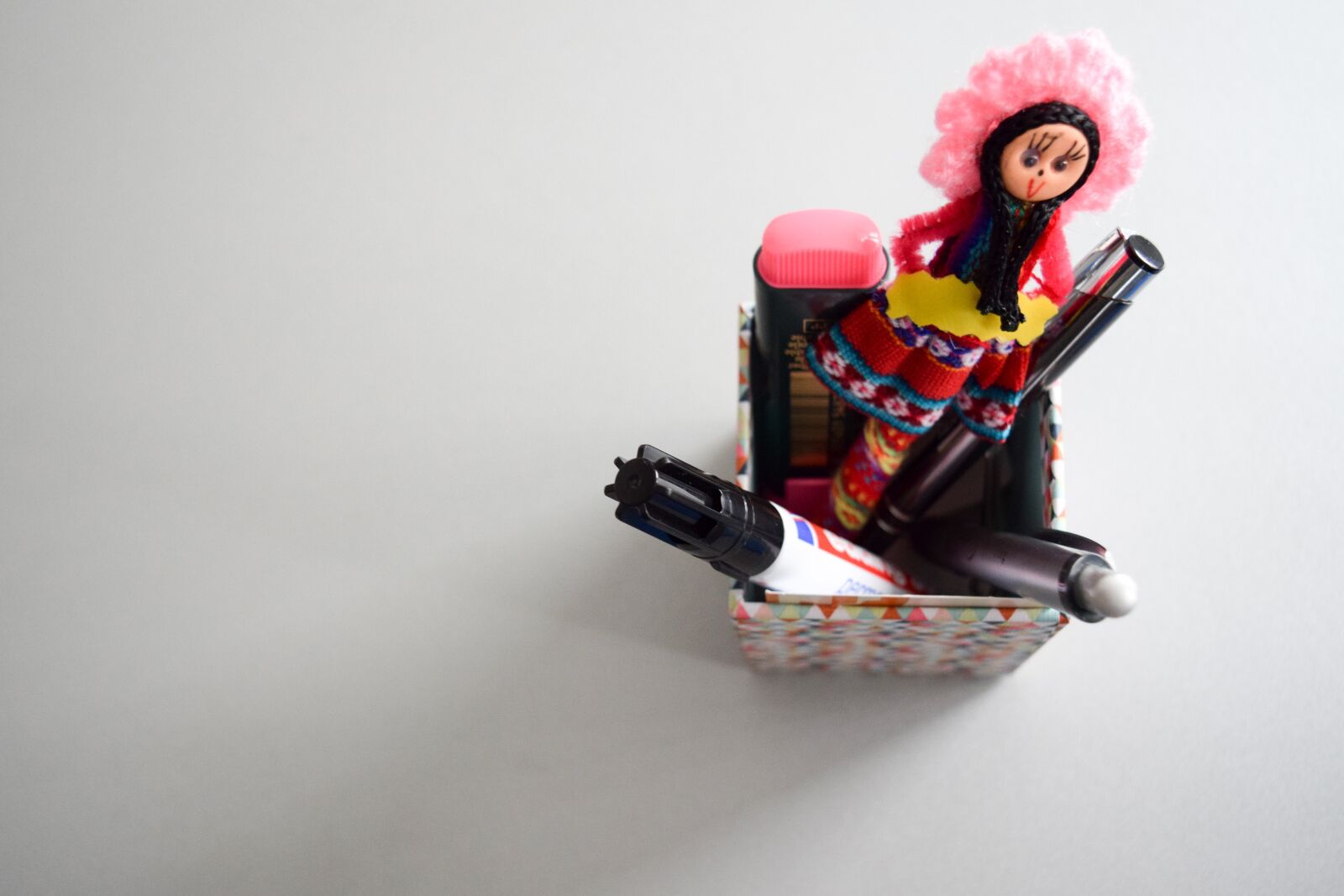 Nikon D5300 sample photo. Desk, pens, pen holder photography