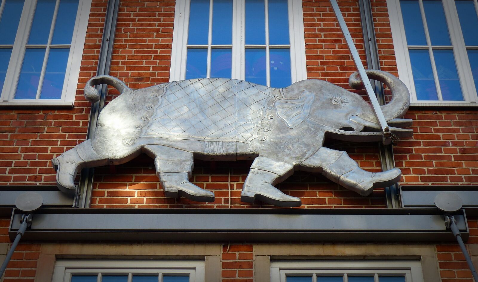 Panasonic Lumix DMC-FZ200 sample photo. Elephant, symbol, emblem photography