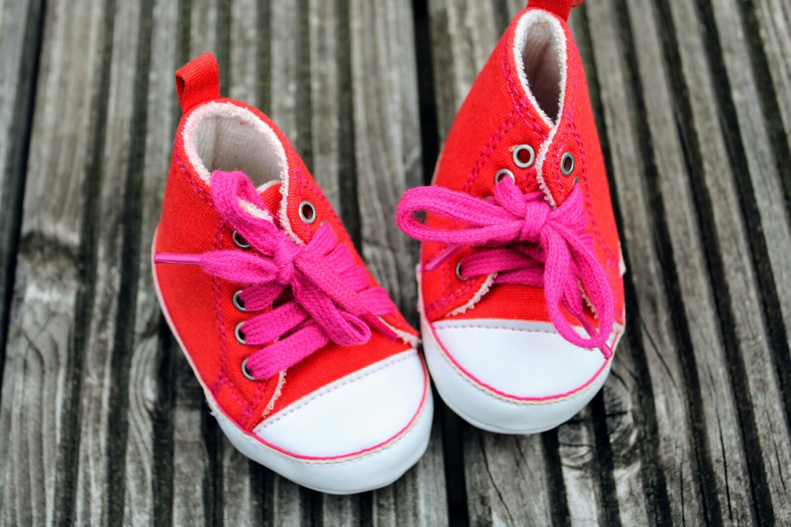 Canon EOS 2000D (EOS Rebel T7 / EOS Kiss X90 / EOS 1500D) sample photo. Baby shoes, small, baby photography