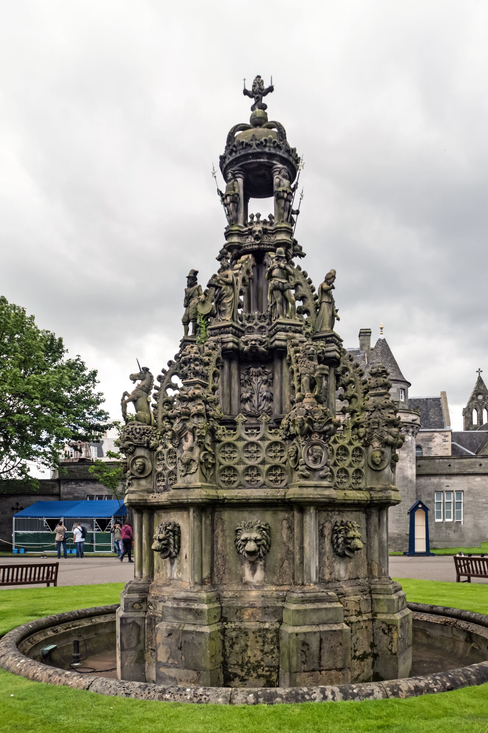 Olympus OM-D E-M10 sample photo. Holyroodhouse, holyrood palace, fountain photography
