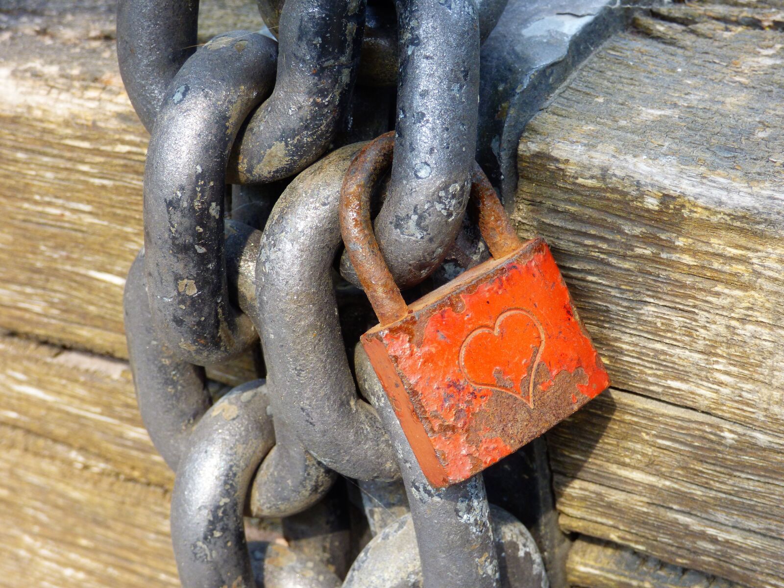Panasonic DMC-FZ72 sample photo. Lock, iron, metal photography