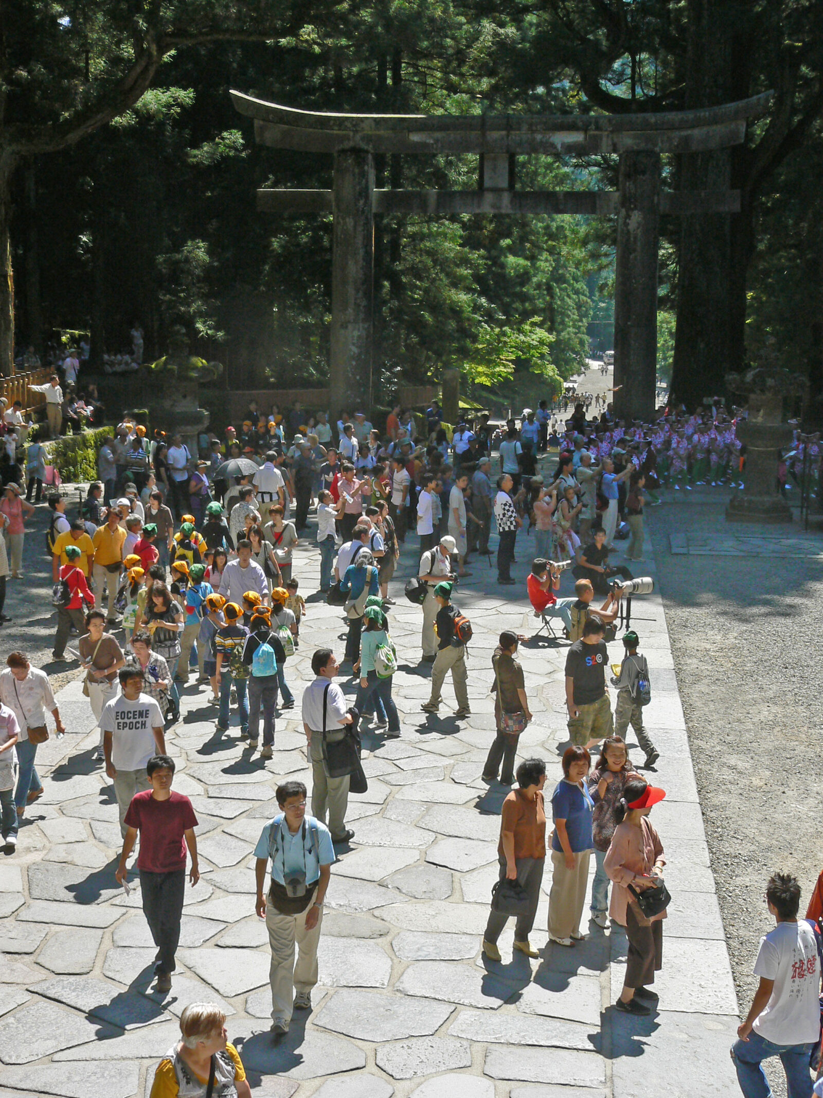 Panasonic DMC-FZ7 sample photo. Crowd, japan, shrine, tori photography
