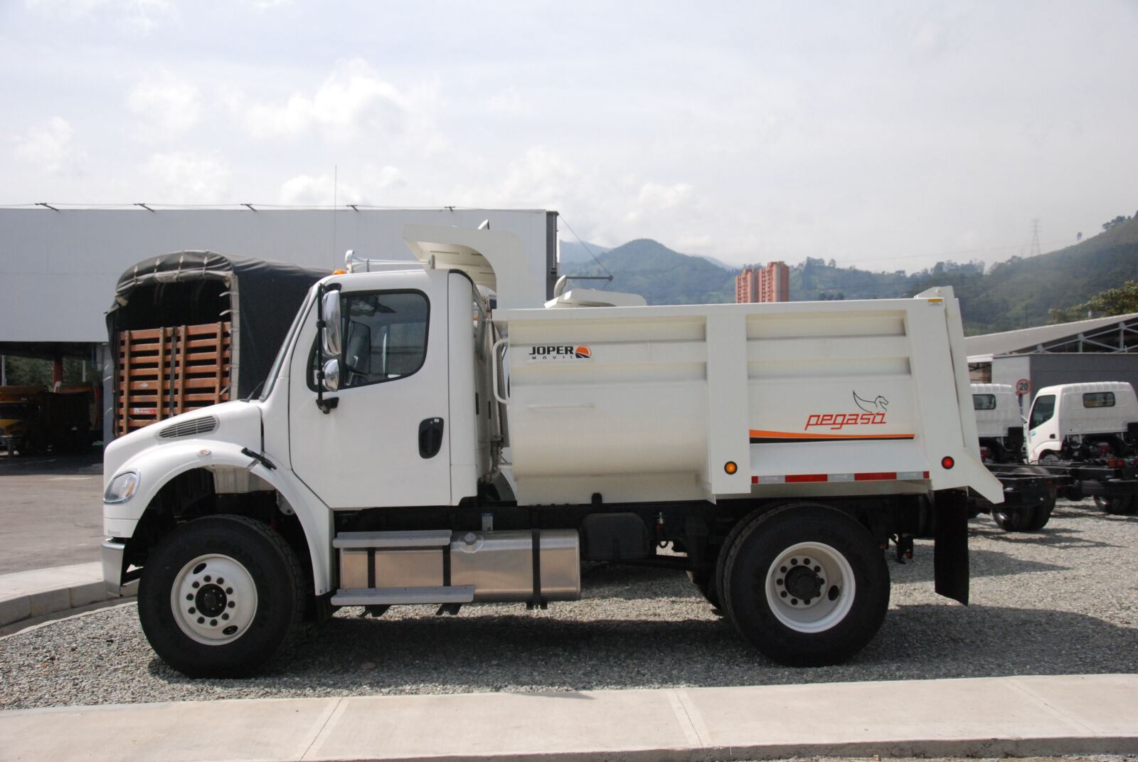 Nikon D80 sample photo. Volqueta, heavy transport, cargo photography