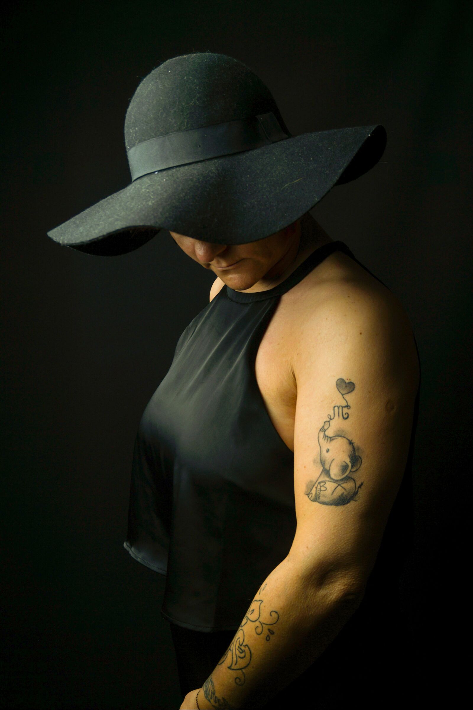 Sony E 16-50mm F3.5-5.6 PZ OSS sample photo. Dark, melancholic, hat photography