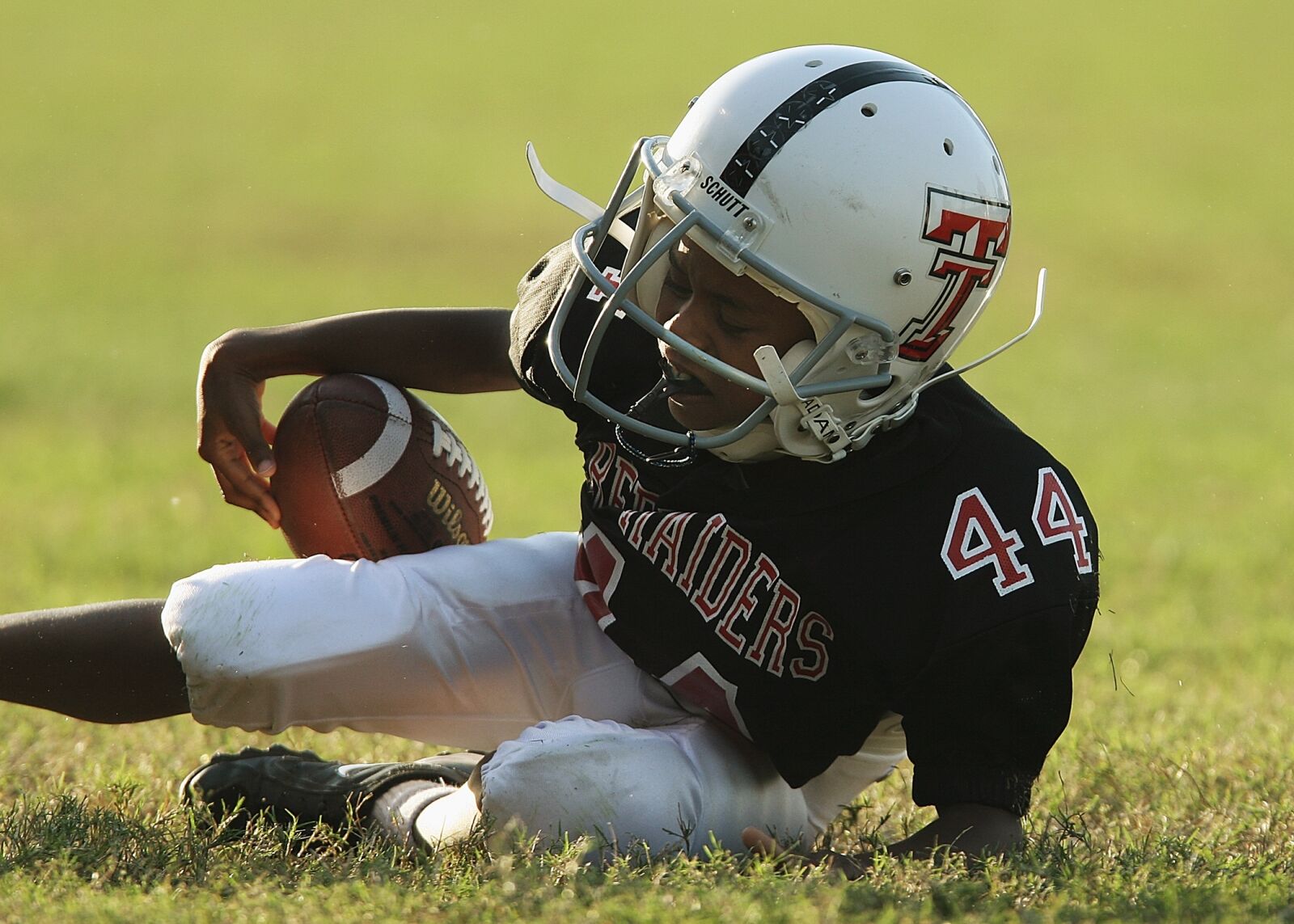 Canon EOS 20D sample photo. Football, youth league, fallen photography