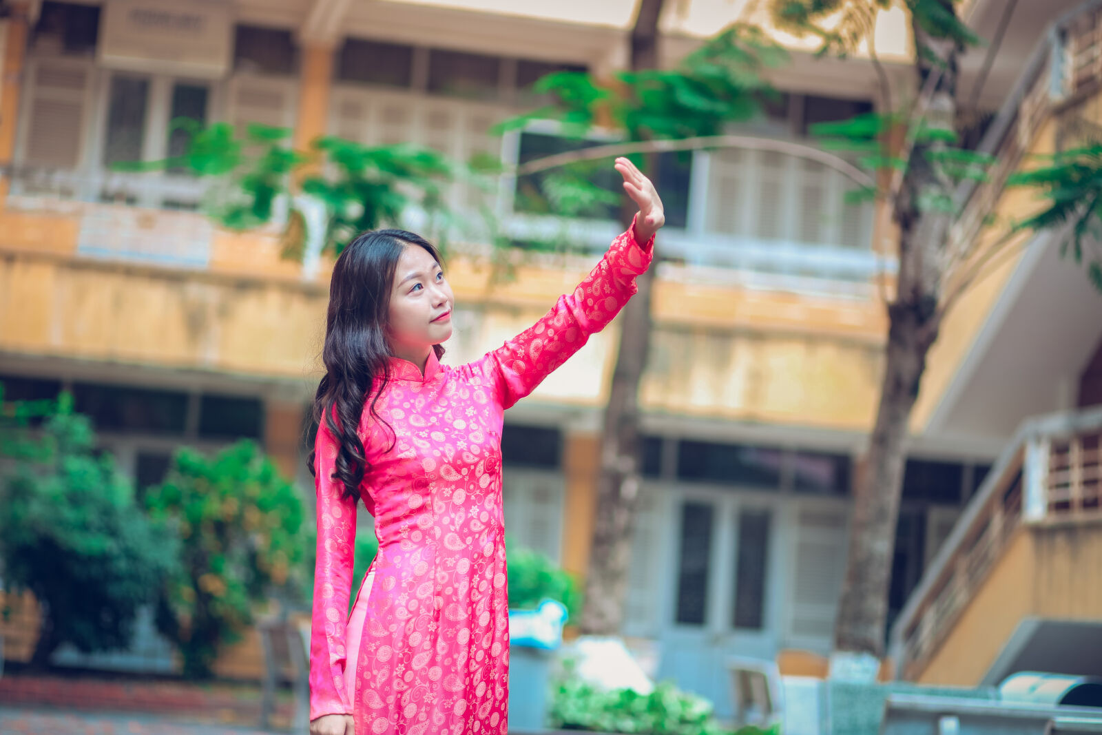 Canon EF 85mm F1.8 USM sample photo. Blur, building, dress, face photography