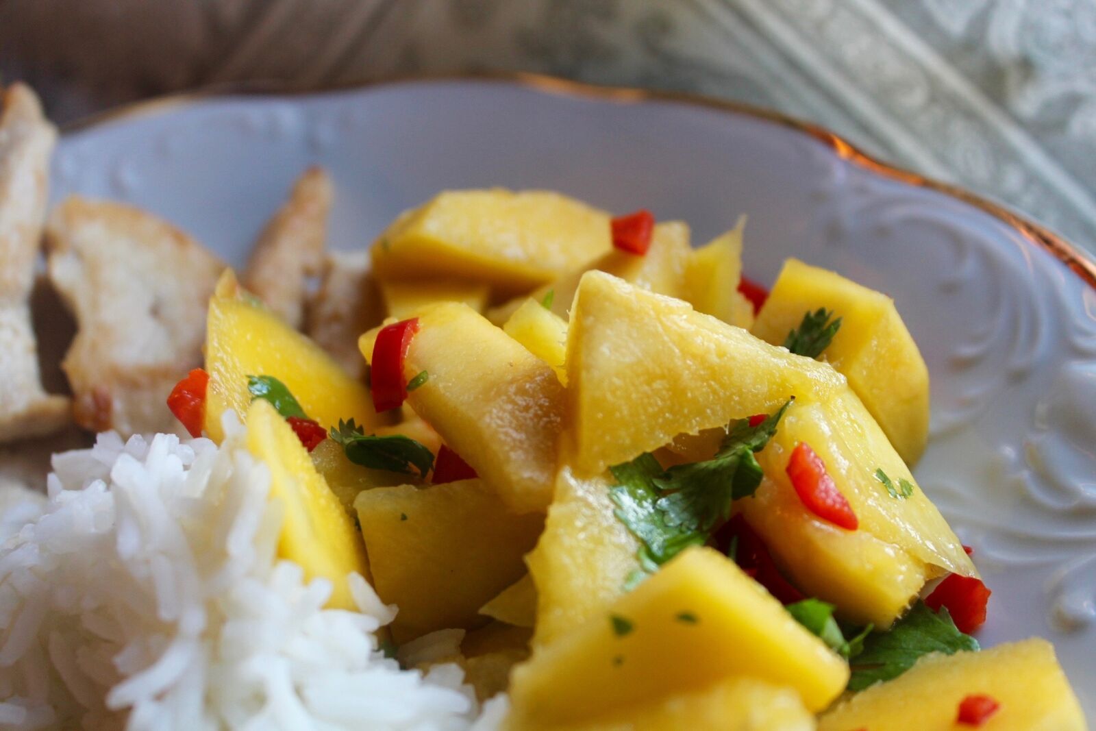 Canon EOS 1100D (EOS Rebel T3 / EOS Kiss X50) sample photo. Mangos, chicken, salad photography