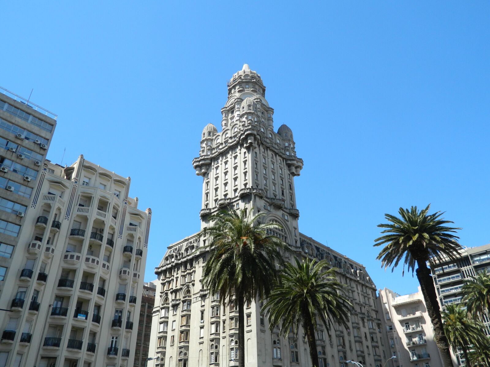 Nikon COOLPIX L310 sample photo. Palacio salvo, montevideo, uruguay photography