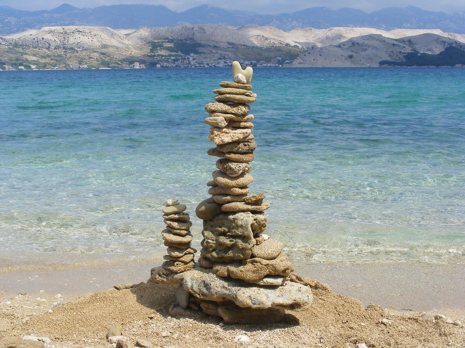 Fujifilm FinePix S5800 S800 sample photo. Cairn, beach, stone turrets photography