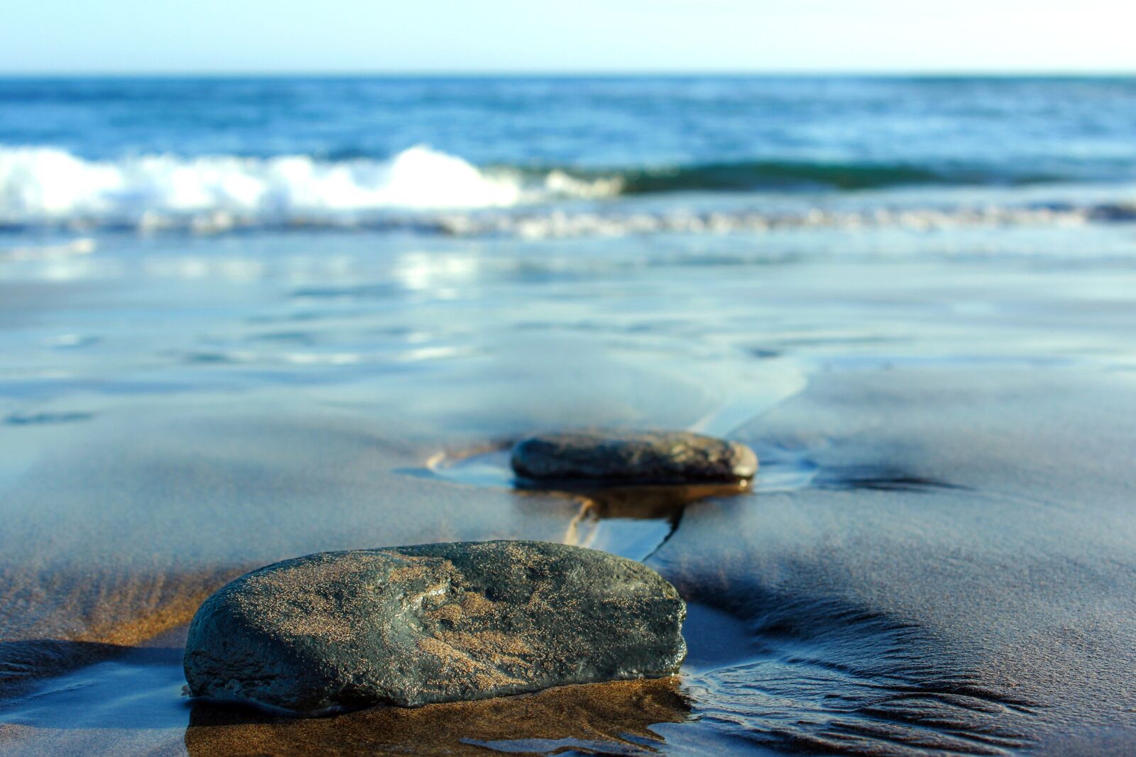 Canon EOS 600D (Rebel EOS T3i / EOS Kiss X5) sample photo. Beach, stones, sea photography