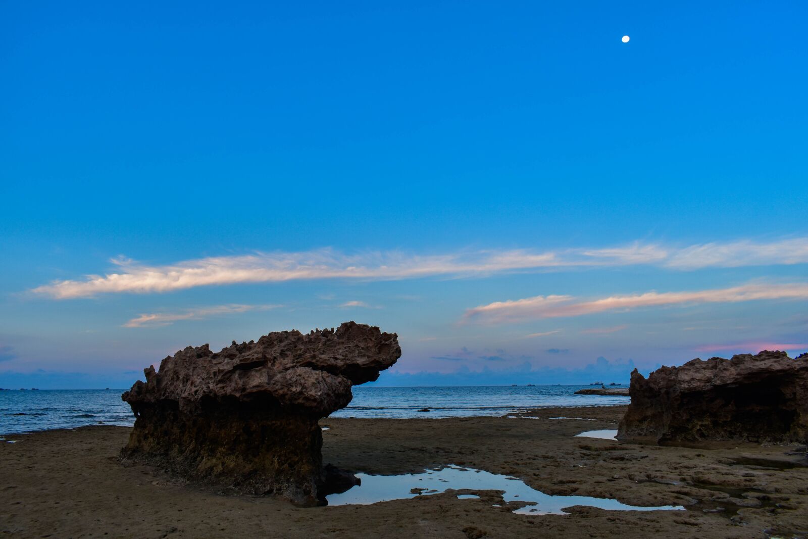 Nikon D3500 sample photo. Landscape, sea, rock photography