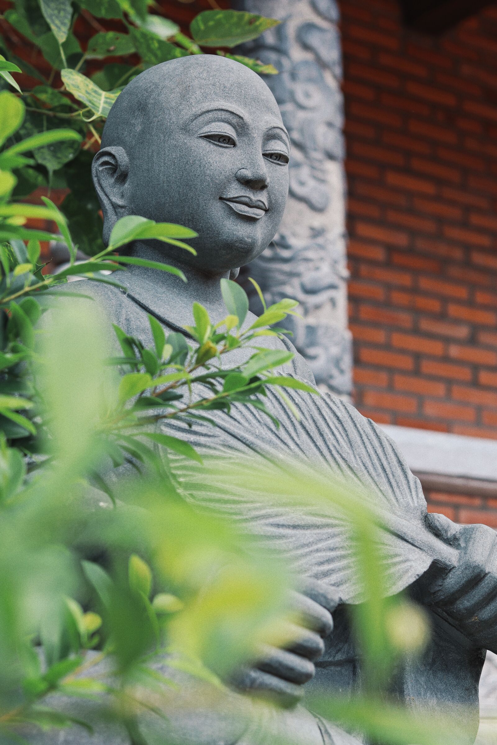 Canon EOS M50 (EOS Kiss M) + Canon EF 50mm F1.8 STM sample photo. Pagoda, tree, buddha photography